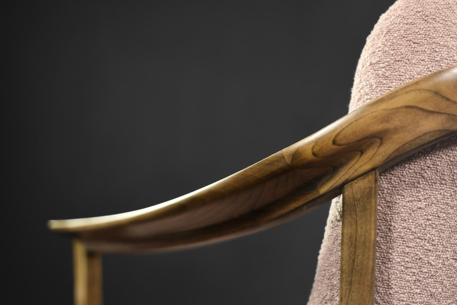 Coppia di poltrone eleganti in legno di ciliegio e tessuto rosa sporco della modernità di metà secolo in vendita 7