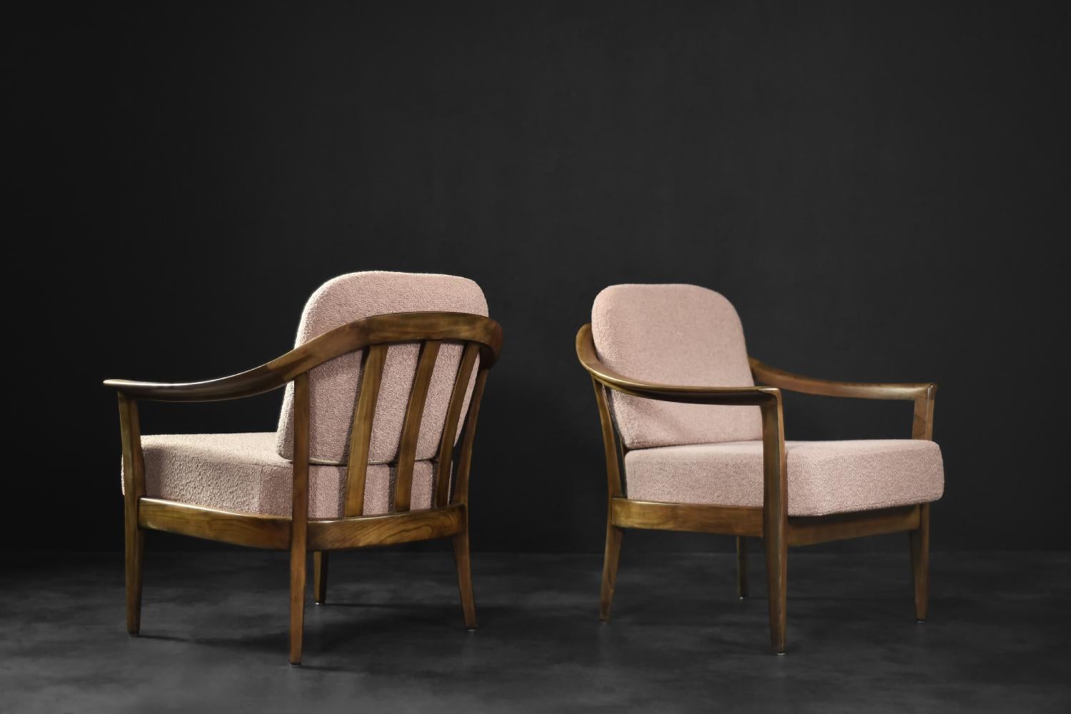 Coppia di poltrone eleganti in legno di ciliegio e tessuto rosa sporco della modernità di metà secolo in vendita 8