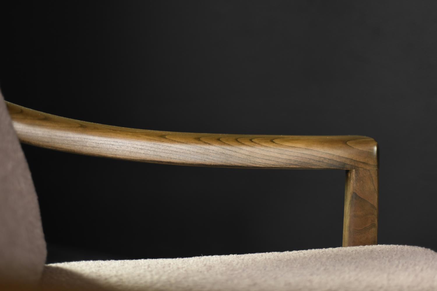 Coppia di poltrone eleganti in legno di ciliegio e tessuto rosa sporco della modernità di metà secolo in vendita 11