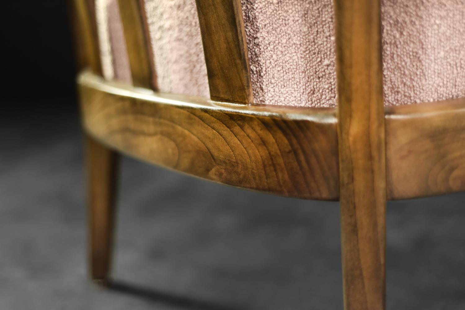 Coppia di poltrone eleganti in legno di ciliegio e tessuto rosa sporco della modernità di metà secolo in vendita 12