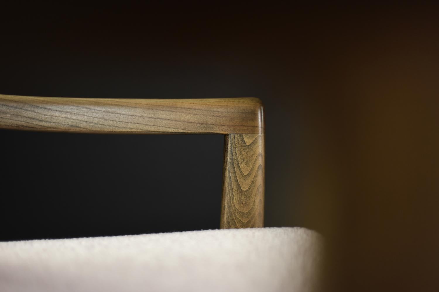 Coppia di poltrone eleganti in legno di ciliegio e tessuto rosa sporco della modernità di metà secolo in vendita 13