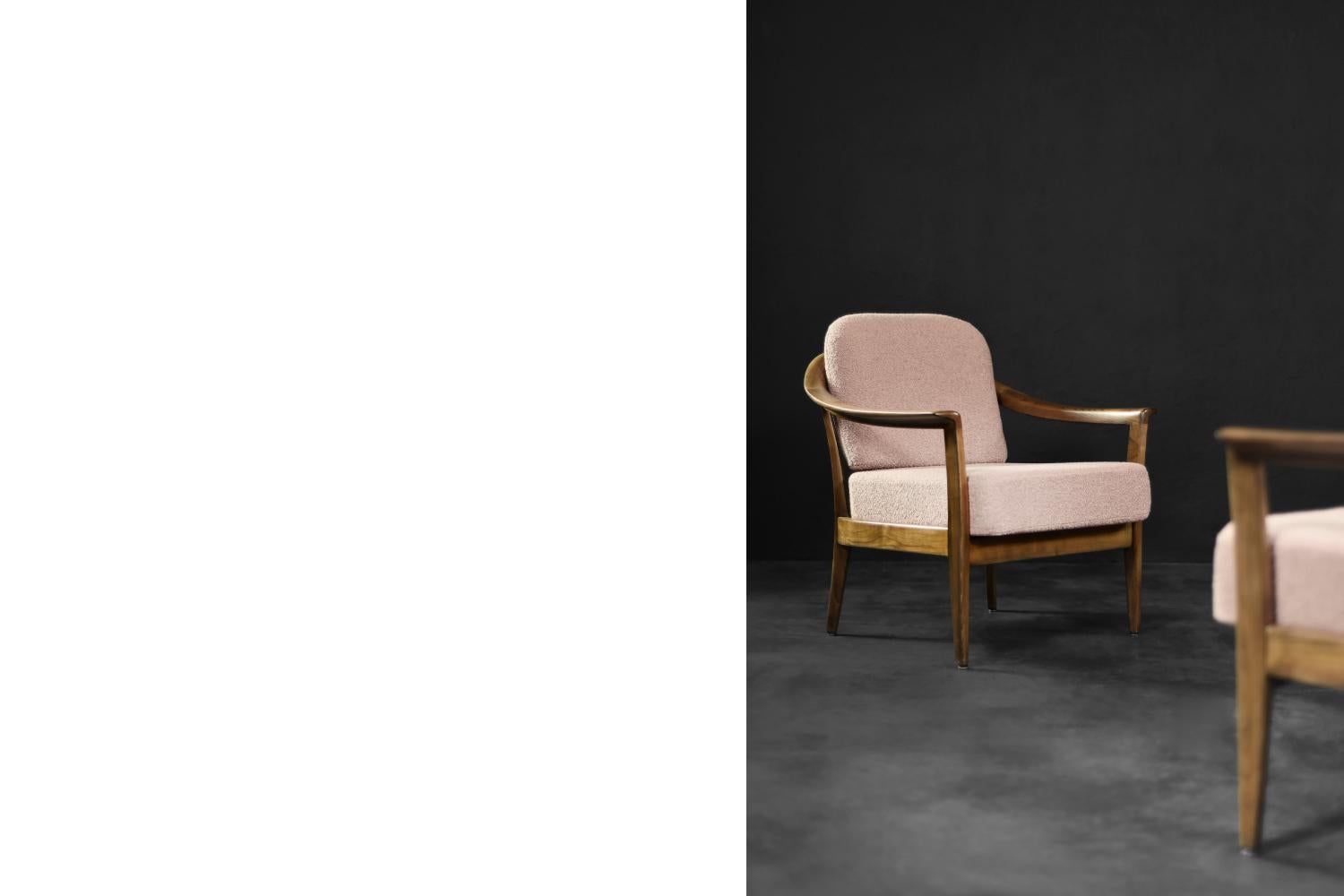 Tedesco Coppia di poltrone eleganti in legno di ciliegio e tessuto rosa sporco della modernità di metà secolo in vendita