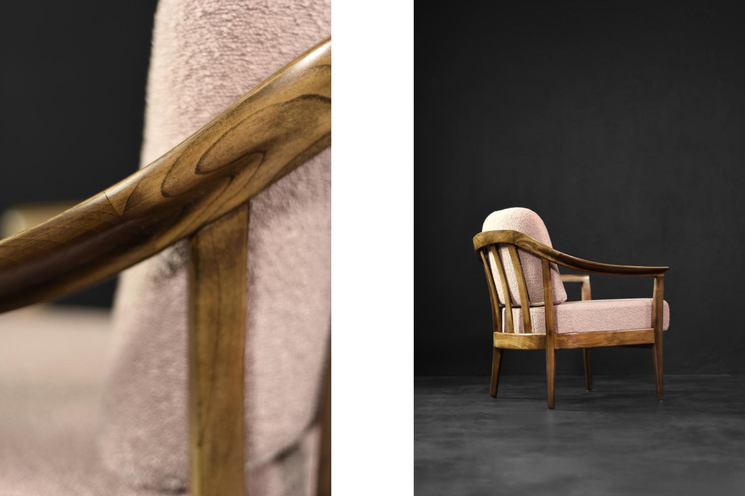 Coppia di poltrone eleganti in legno di ciliegio e tessuto rosa sporco della modernità di metà secolo In condizioni ottime in vendita a Warszawa, Mazowieckie
