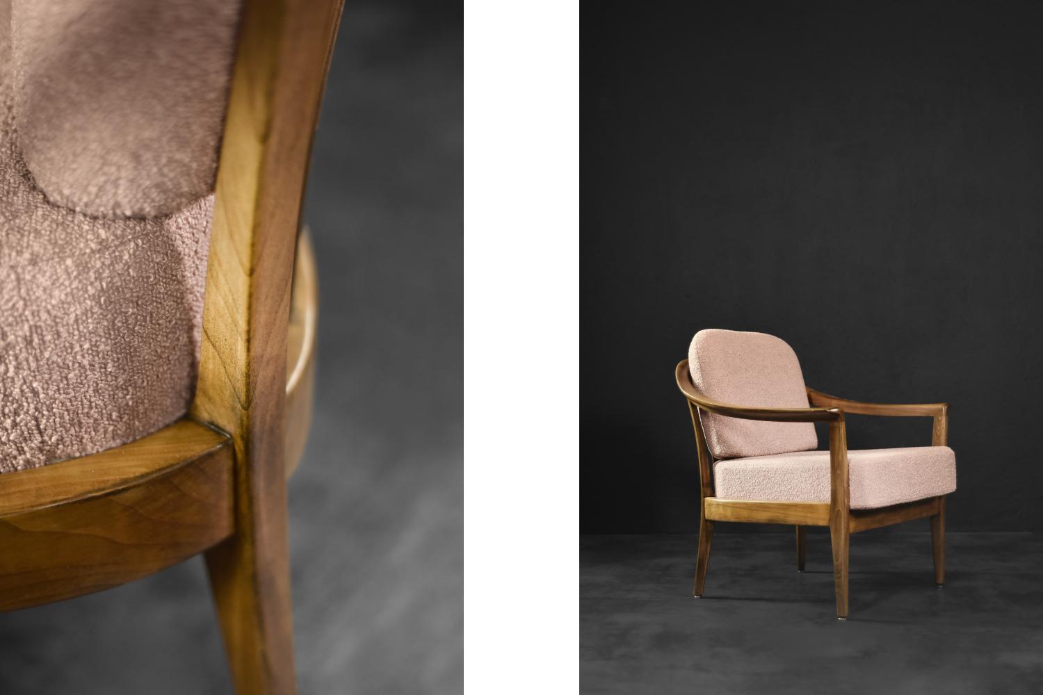 Fine XX secolo Coppia di poltrone eleganti in legno di ciliegio e tessuto rosa sporco della modernità di metà secolo in vendita