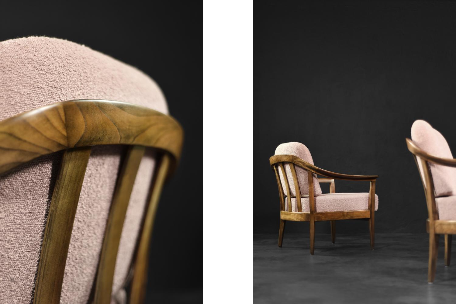 Tessuto Coppia di poltrone eleganti in legno di ciliegio e tessuto rosa sporco della modernità di metà secolo in vendita