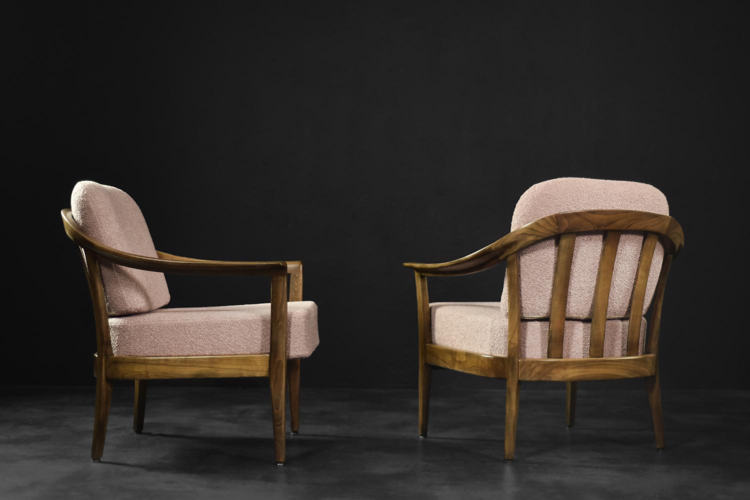 Coppia di poltrone eleganti in legno di ciliegio e tessuto rosa sporco della modernità di metà secolo in vendita 1