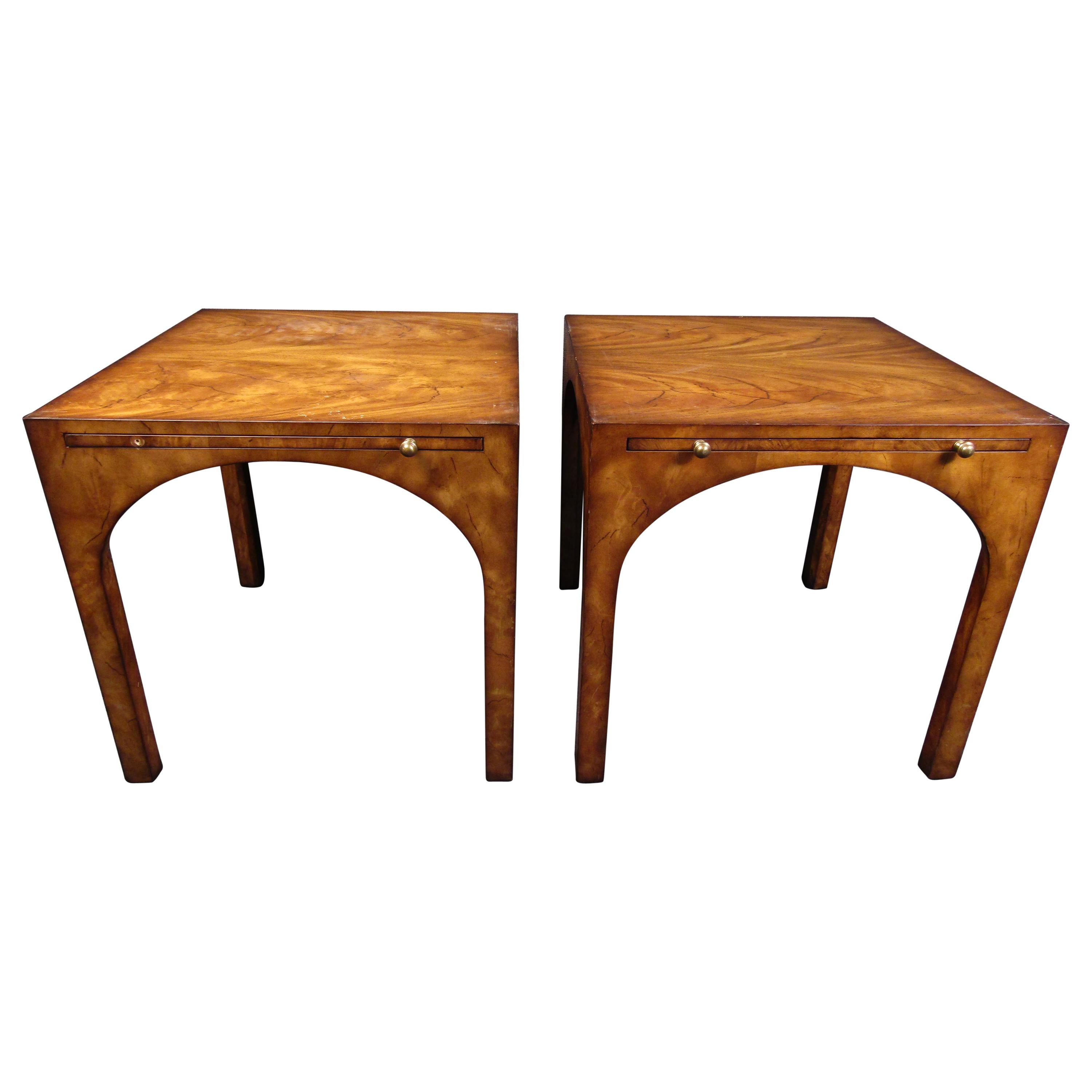 Paire de tables d'appoint mi-siècle modernes par Baker Furniture Co.