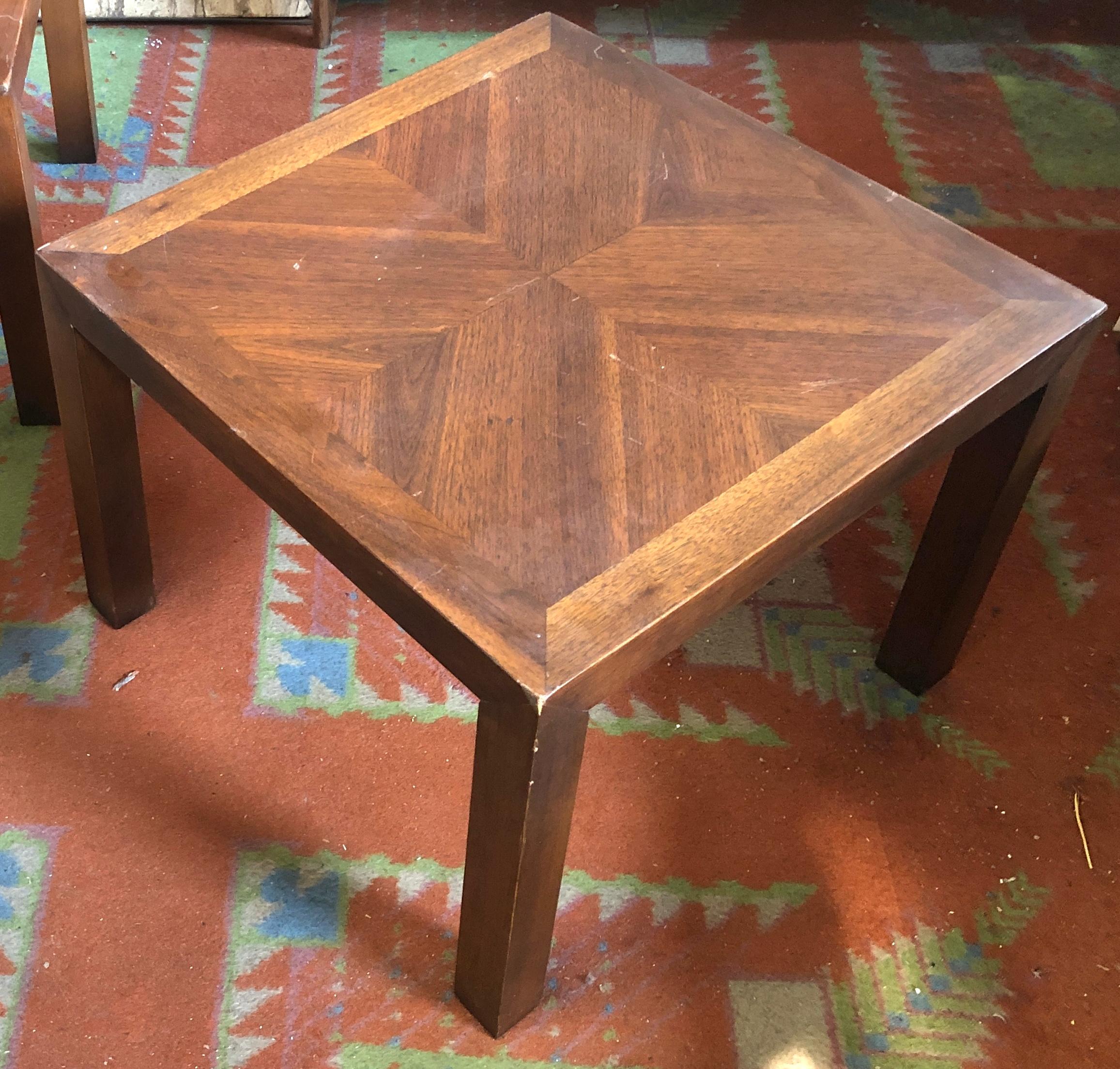 Pareja de mesas auxiliares modernas de mediados de siglo de Lane Furniture Estadounidense en venta