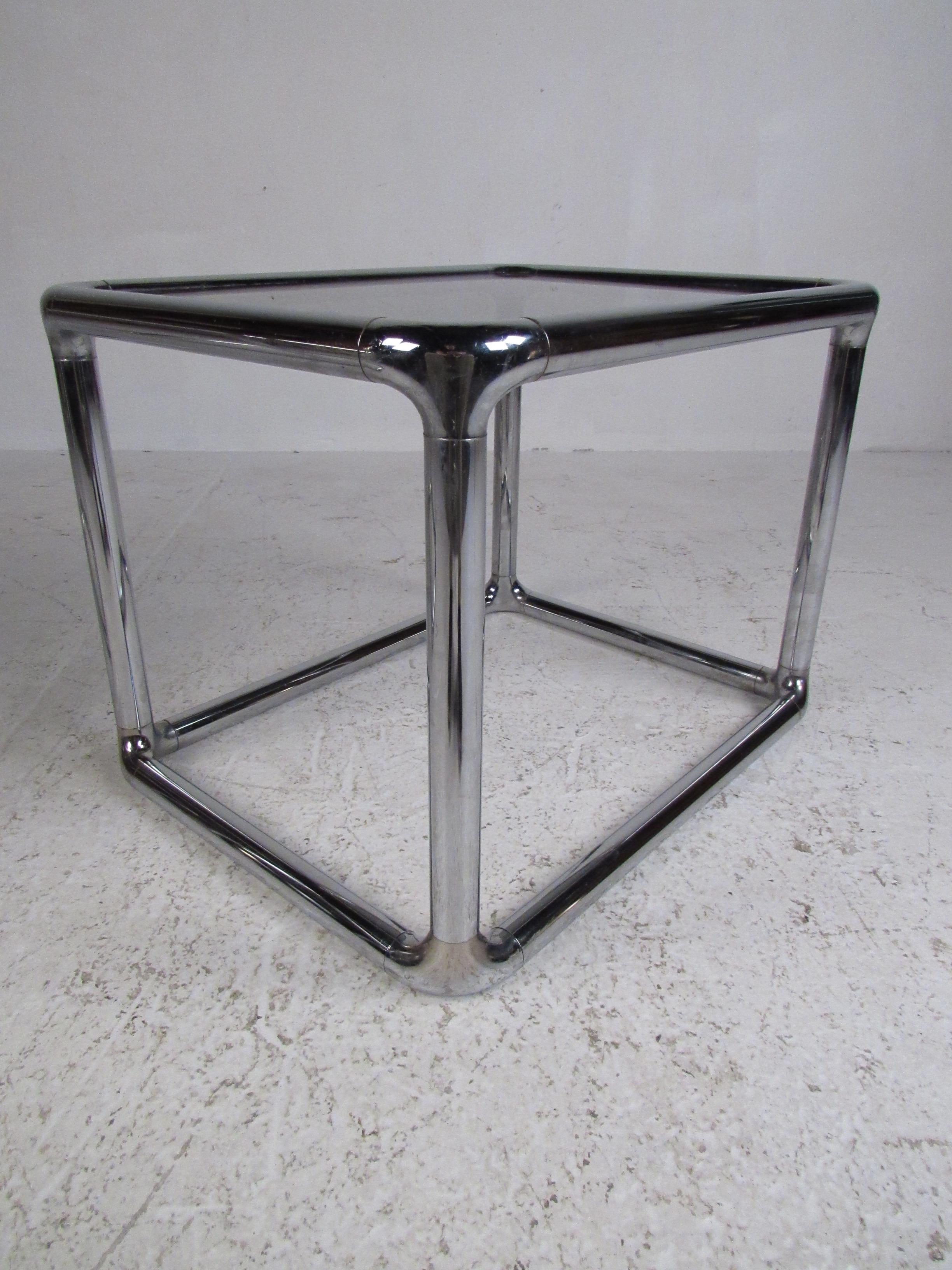 Pair of Mid-Century Modern End Tables For Sale 4