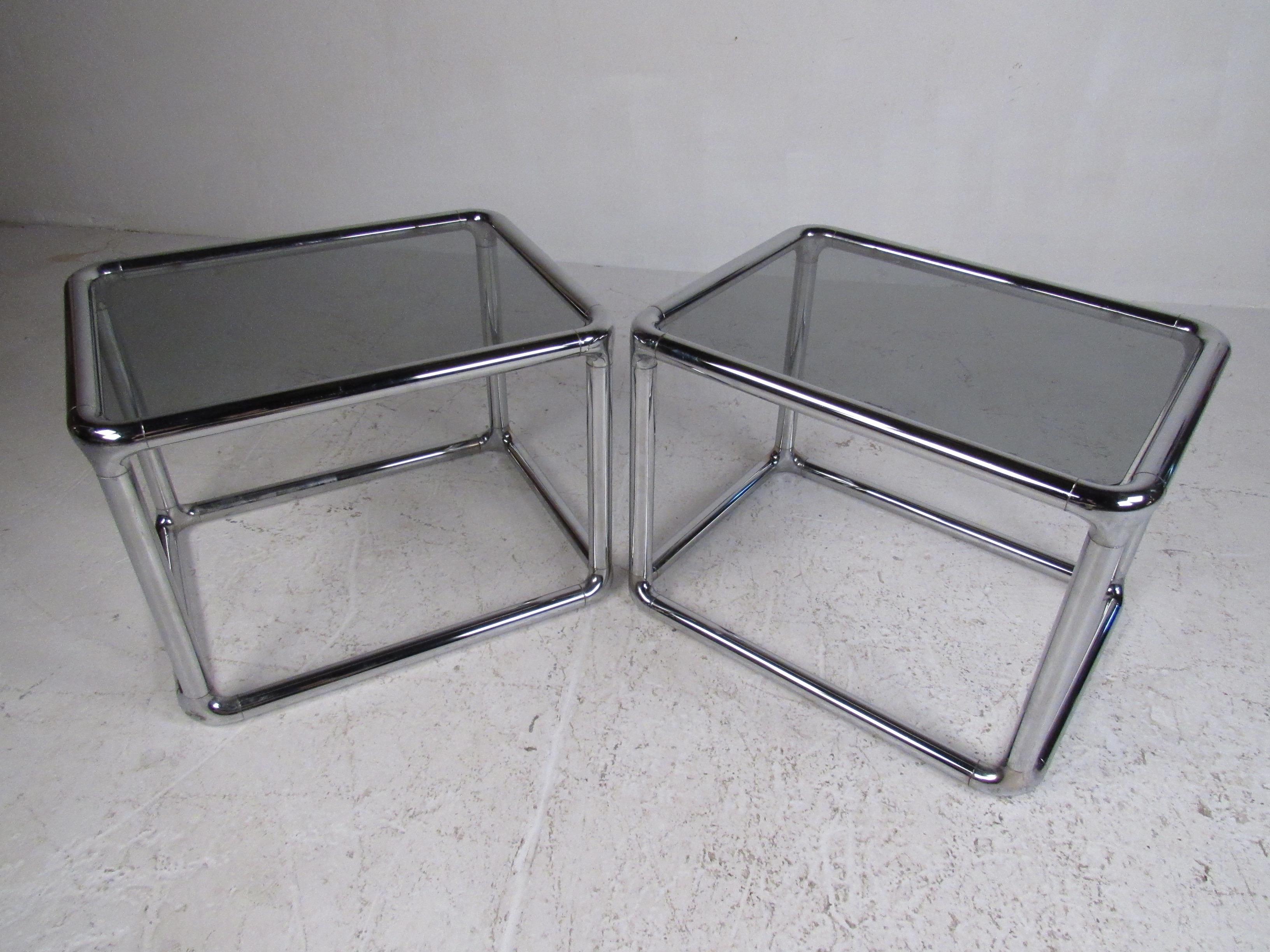 20th Century Pair of Mid-Century Modern End Tables For Sale