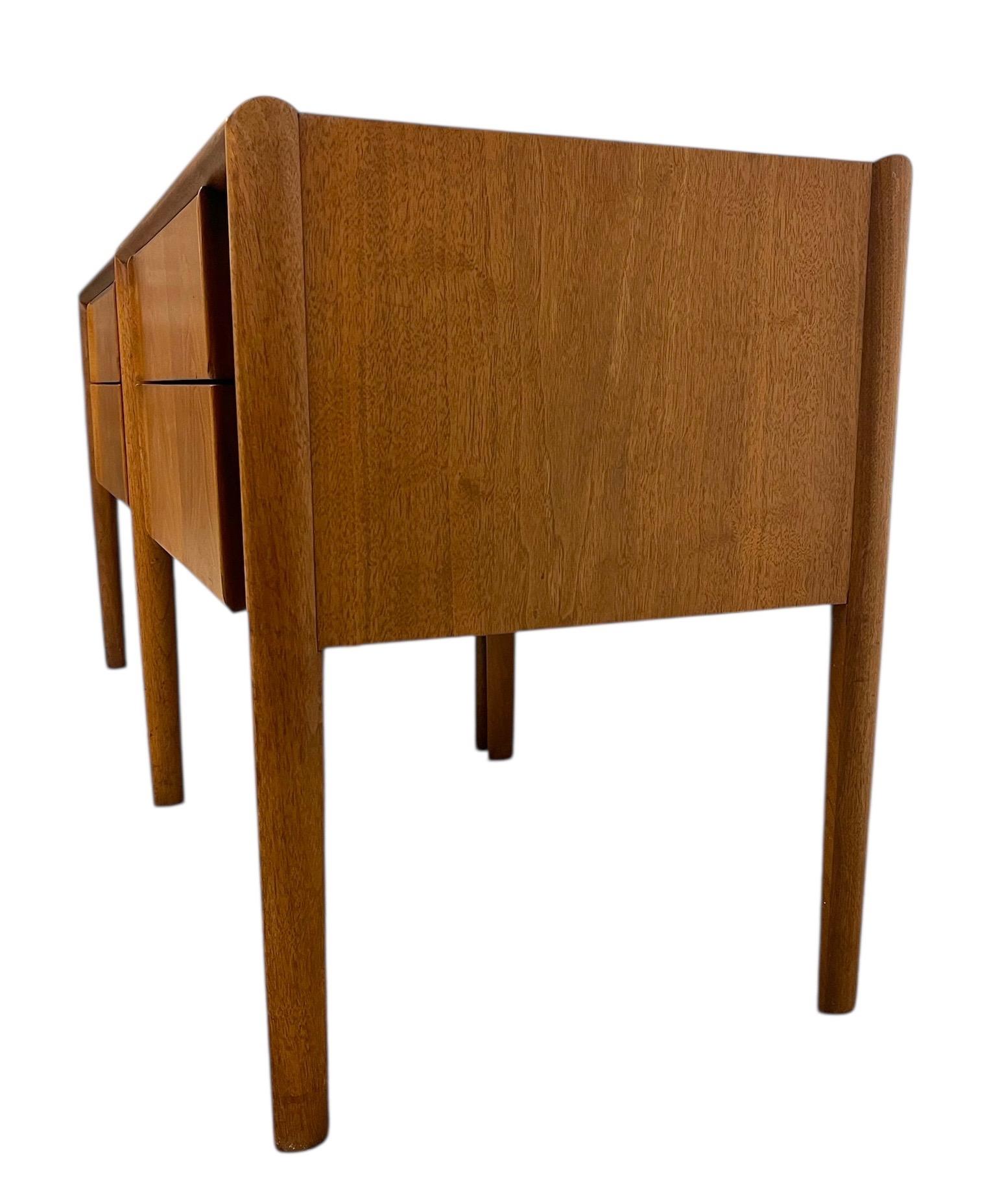 Wood Pair of Mid-Century Modern End Tables from Drexel Parallel Collection For Sale