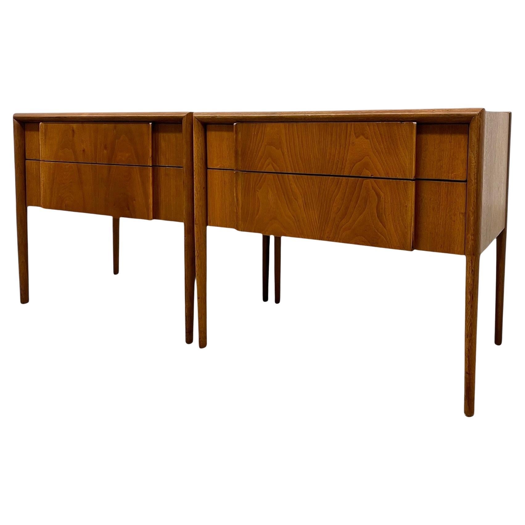 Paire de tables d'appoint modernes du milieu du siècle de la Collection Parallele Drexel