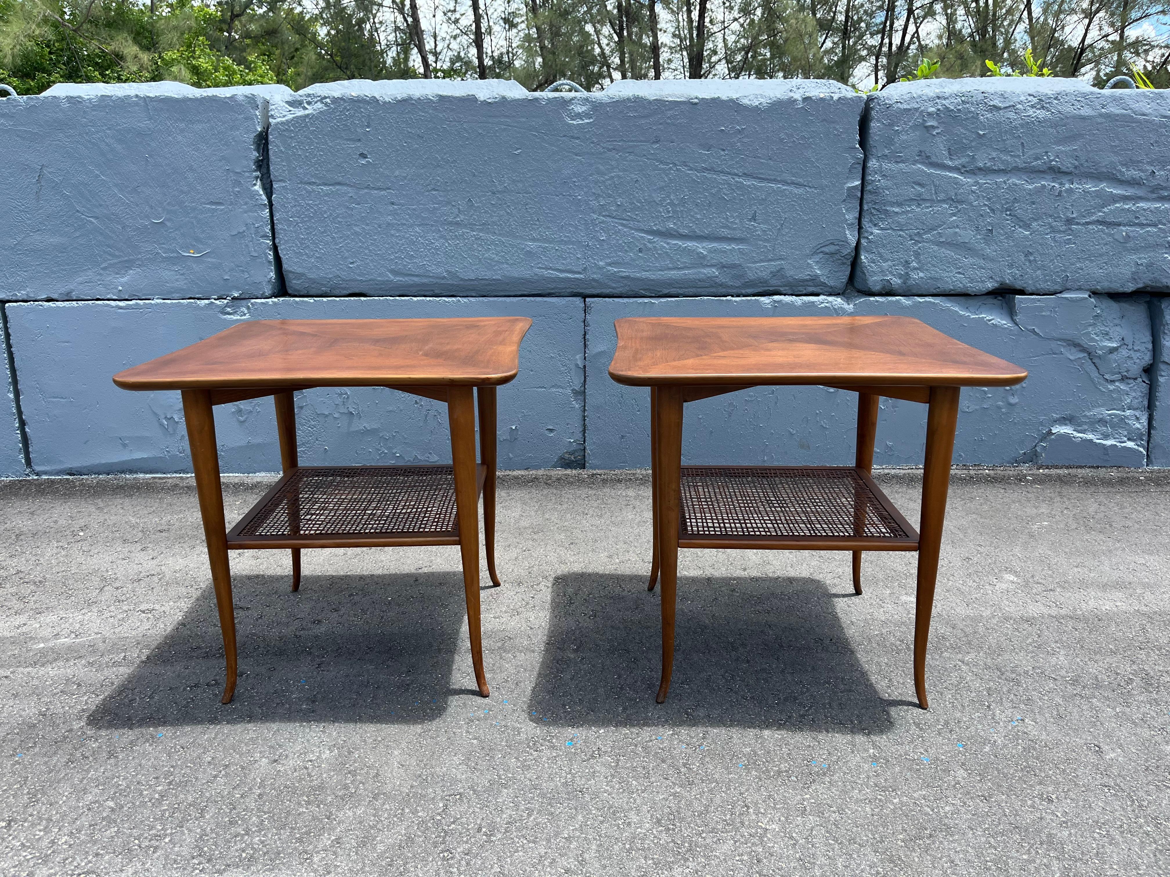 Coppia di tavolini da salotto moderni del Mid Century, noce, anni '50, Gibbings in vendita 5