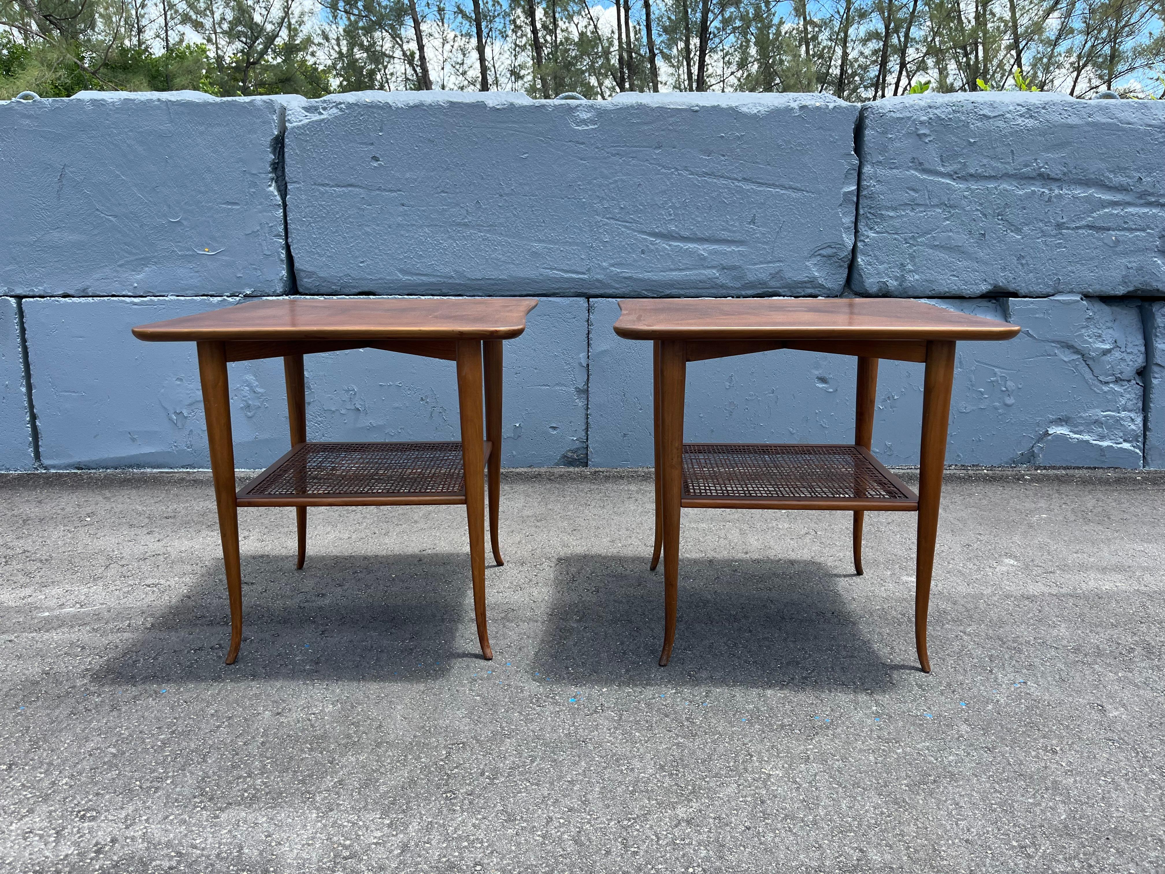 Coppia di tavolini da salotto moderni del Mid Century, noce, anni '50, Gibbings in vendita 7