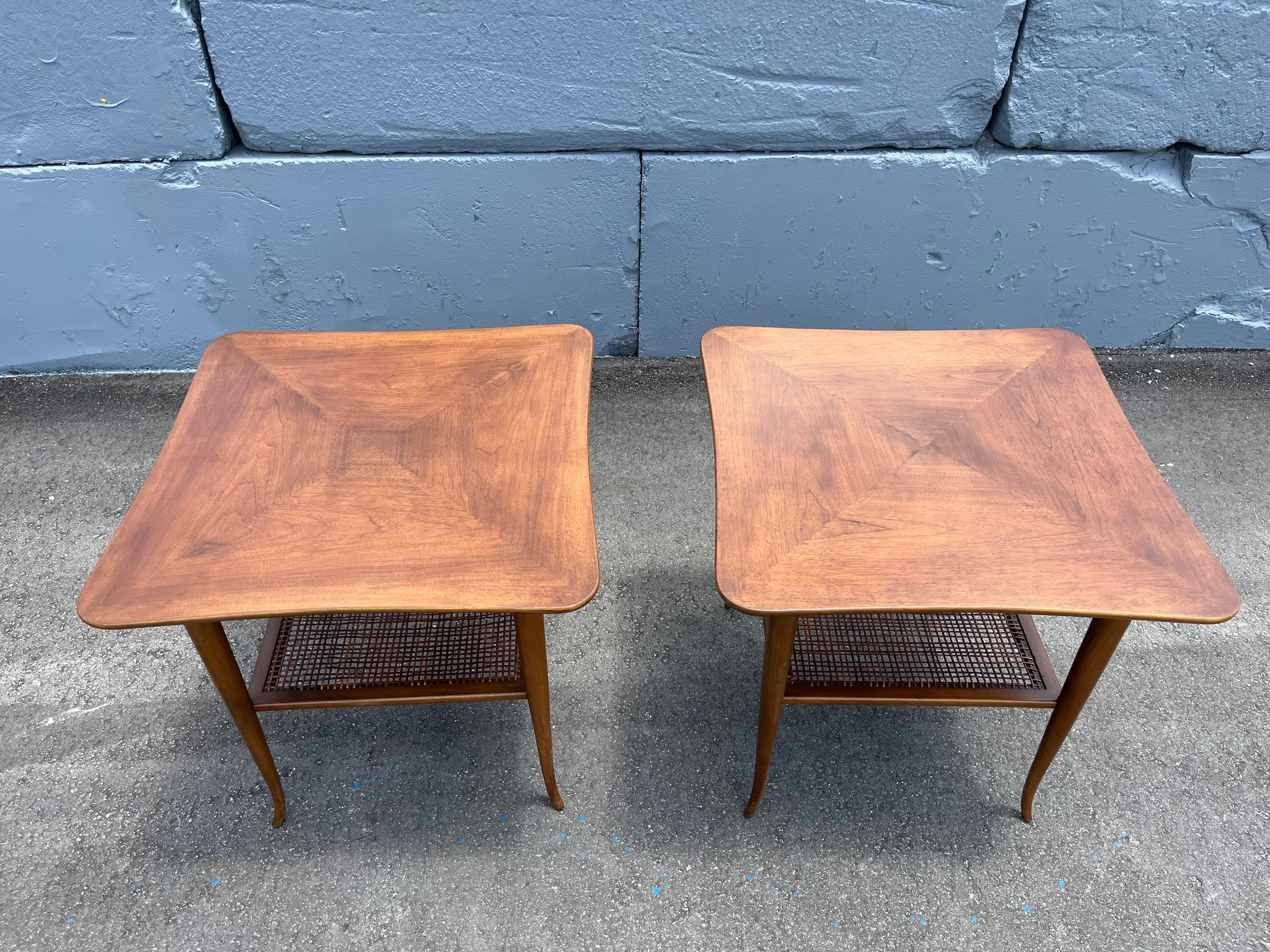 Coppia di tavolini da salotto moderni del Mid Century, noce, anni '50, Gibbings in vendita 10