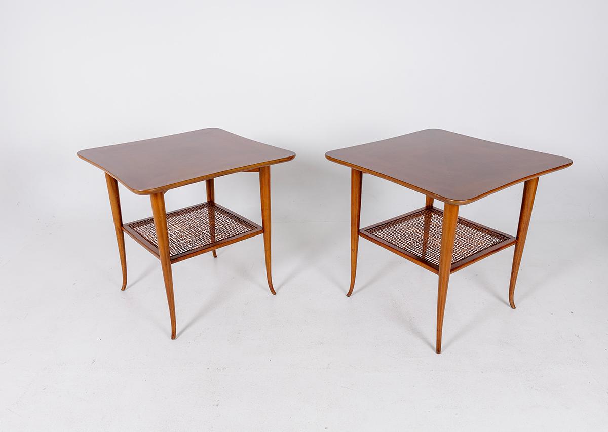 Paire de superbes tables d'appoint en noyer attribuées à AT&T. Robsjohn-Gibbings. 
Bon état général, la finition d'origine présente une certaine usure normale. Pas de canne cassée.
Prêt pour une nouvelle maison.