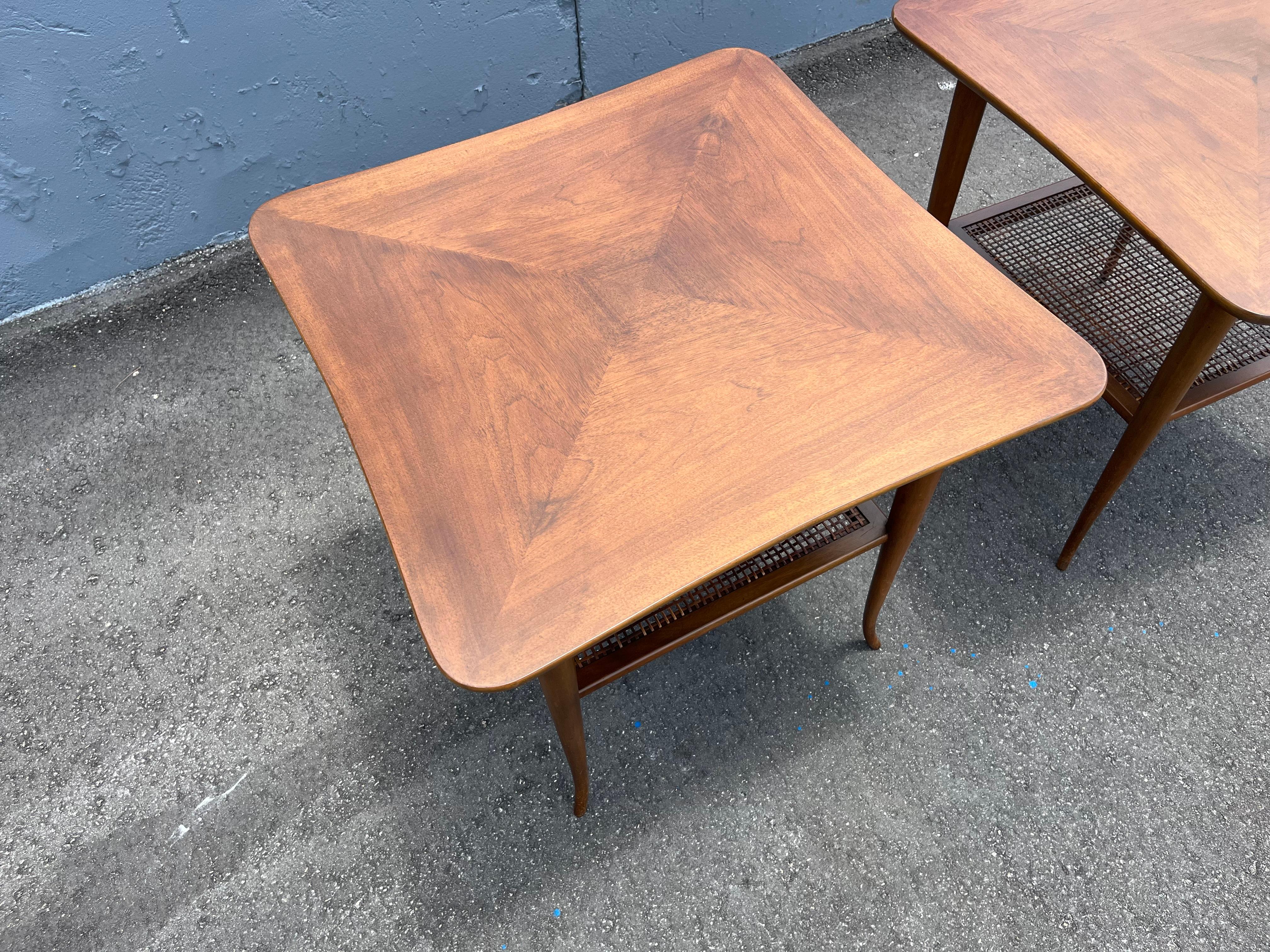 Metà XX secolo Coppia di tavolini da salotto moderni del Mid Century, noce, anni '50, Gibbings in vendita