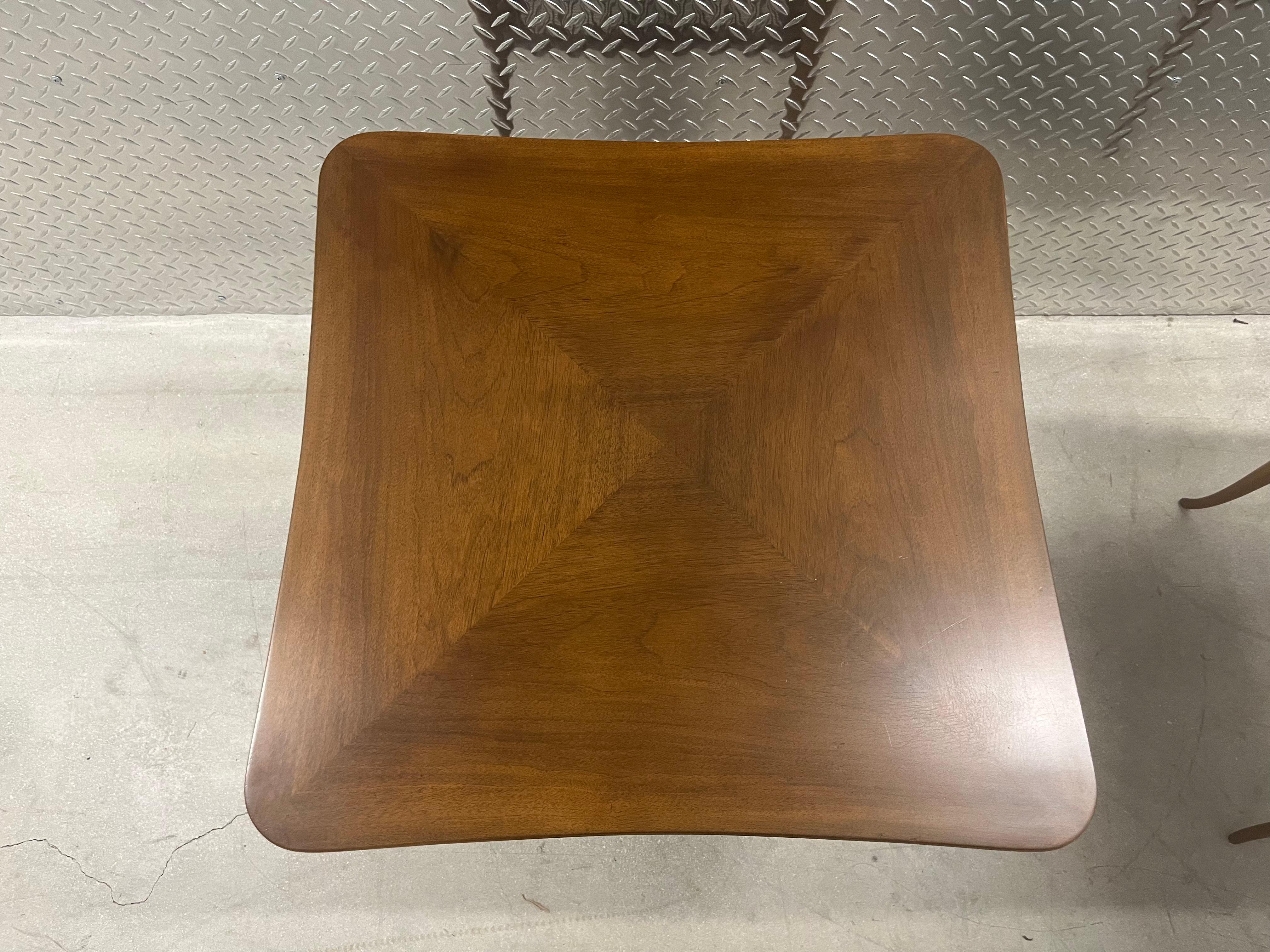 Paire de tables d'appoint en noyer de style The Moderns, années 1950, Gibbings en vente 3