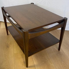 Coppia di tavolini in stile Mid-Century Modern con ripiano inferiore