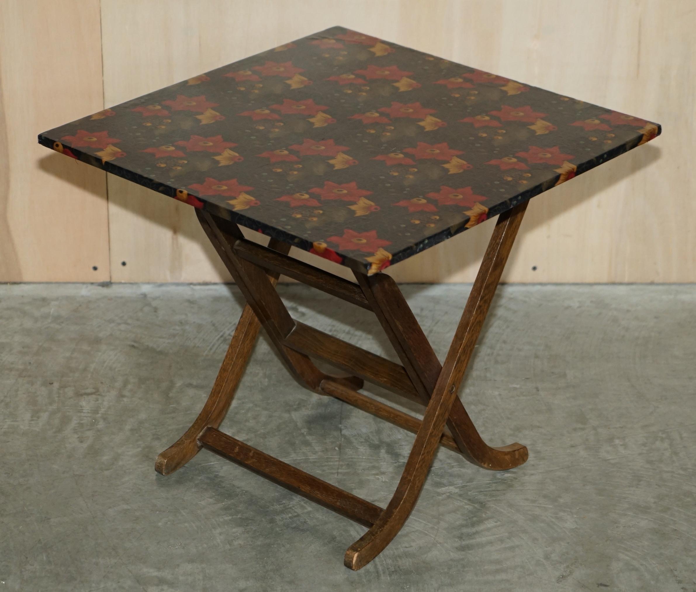 Ein Paar klappbare Tische für Karten- und Weinspiele aus englischer Eiche, Mid-Century Modern (Eichenholz) im Angebot