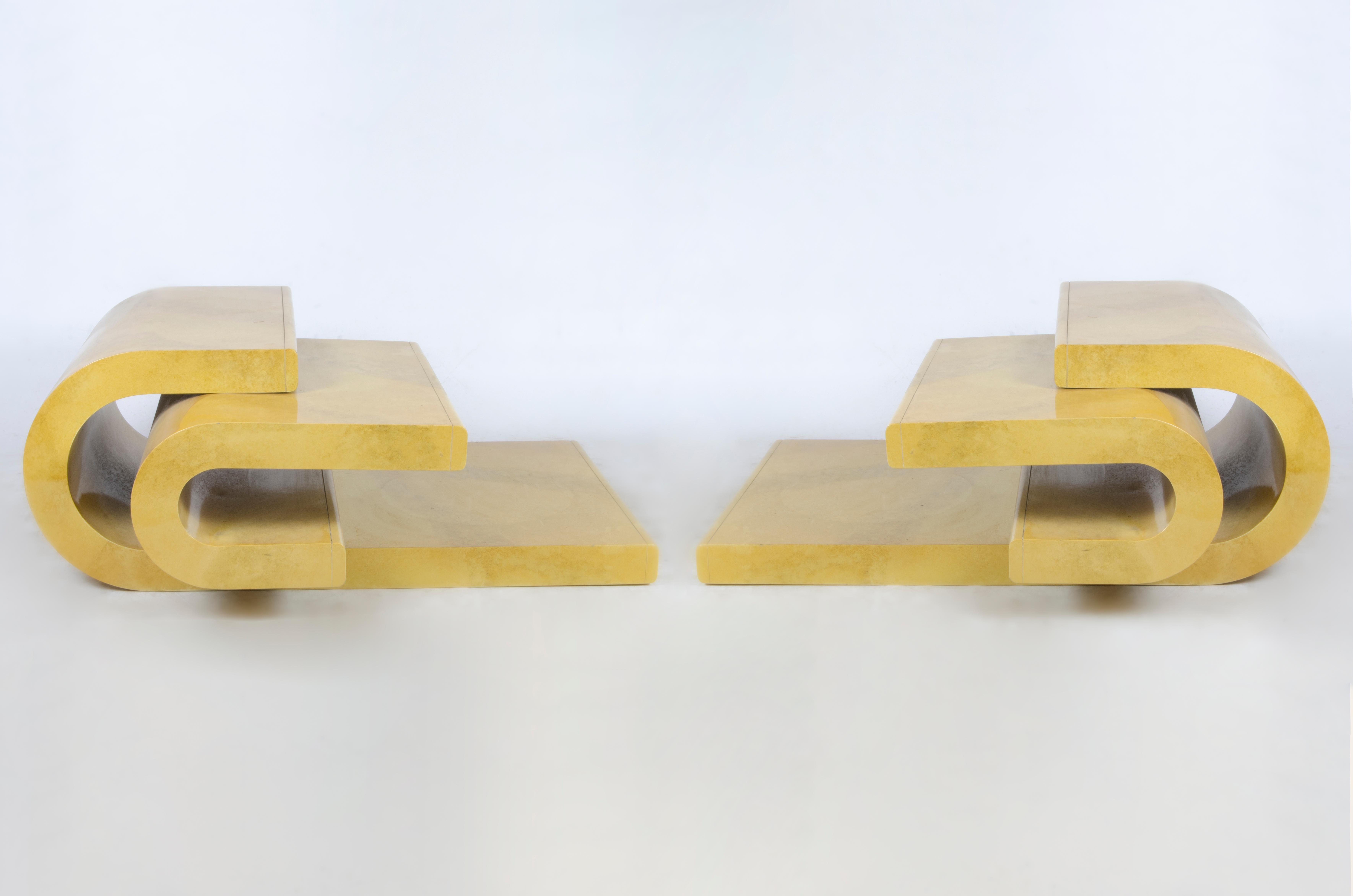 Pareja de consolas escultóricas de madera estilo Karl Springer de mediados de siglo cubiertas de piel de cabra sintética, Estados Unidos

Por: Karl Springer (al estilo de)
Material: madera, papel pergamino, piel de cabra, piel de animal, cuero,