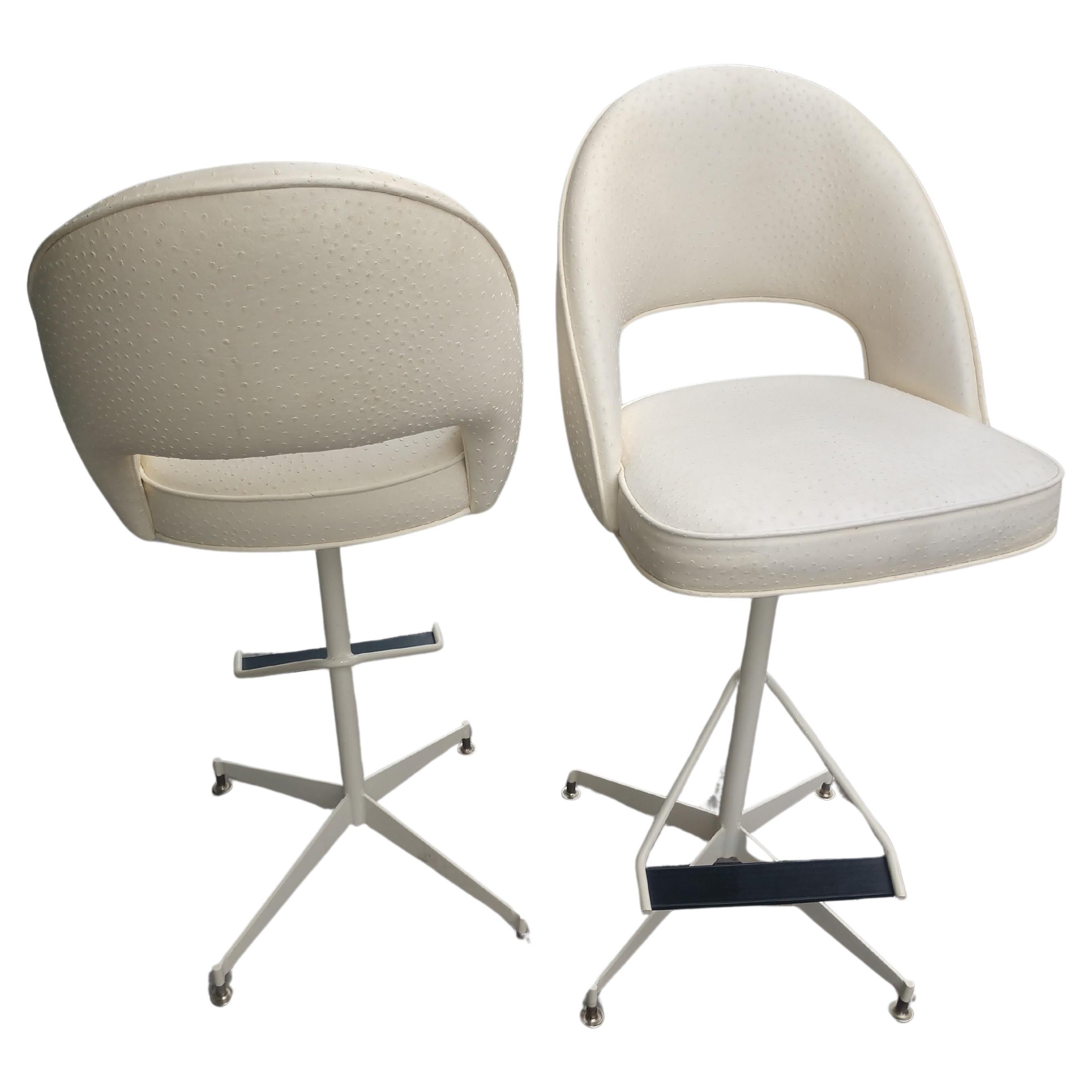 Dipinto Coppia di sgabelli da bar girevoli in finto struzzo del Mid Century Modern in vendita