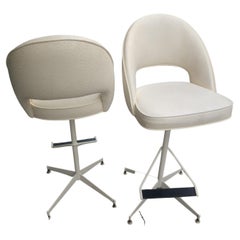 Coppia di sgabelli da bar girevoli in finto struzzo del Mid Century Modern