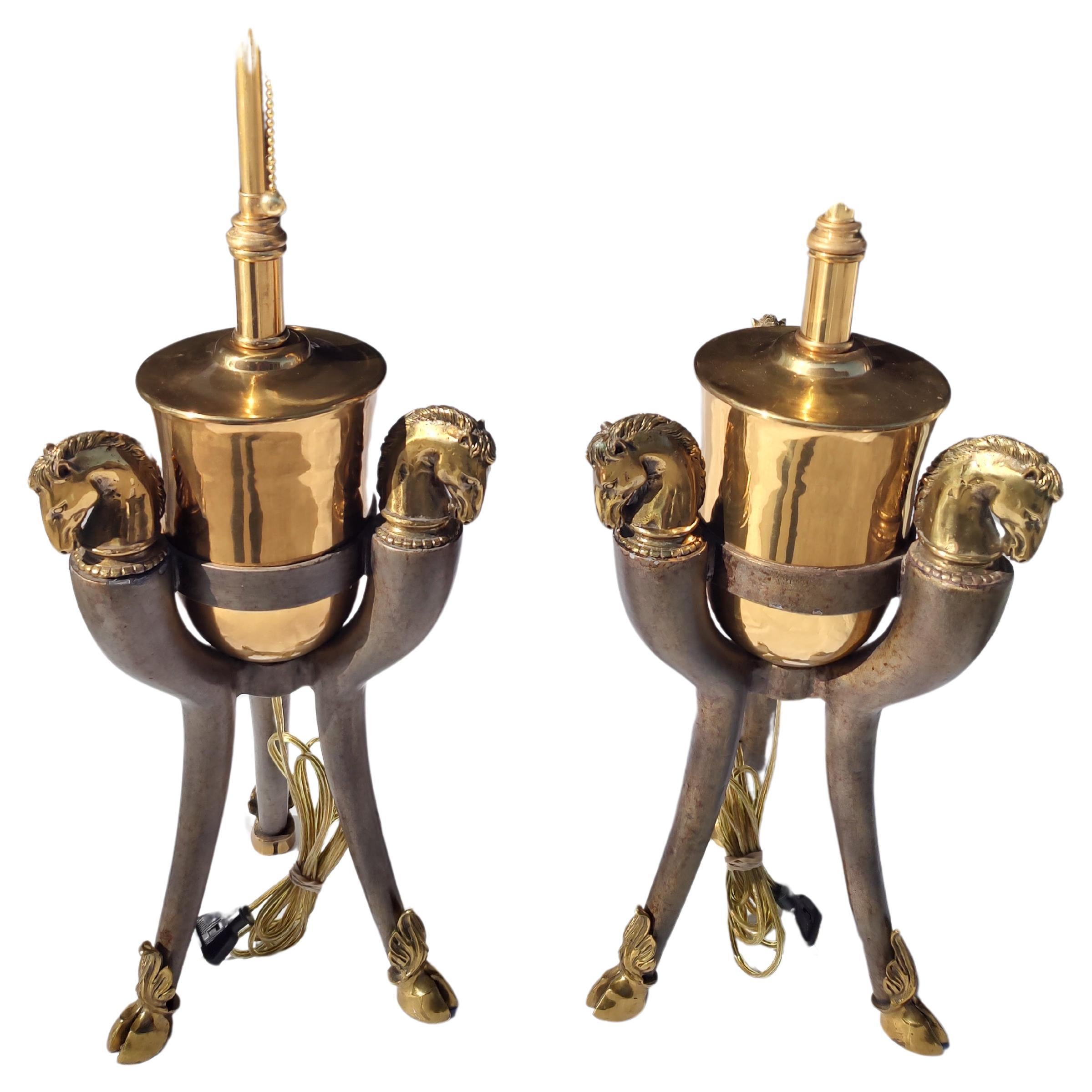 Fabuloso par de lámparas de sobremesa de Maitland Smith. De estilo triangular, con cabezas y pezuñas de caballo nítidamente detalladas en la base. Las patas son de bronce patinado.
Totalmente recableada, con herrajes nuevos y enchufes dobles en
