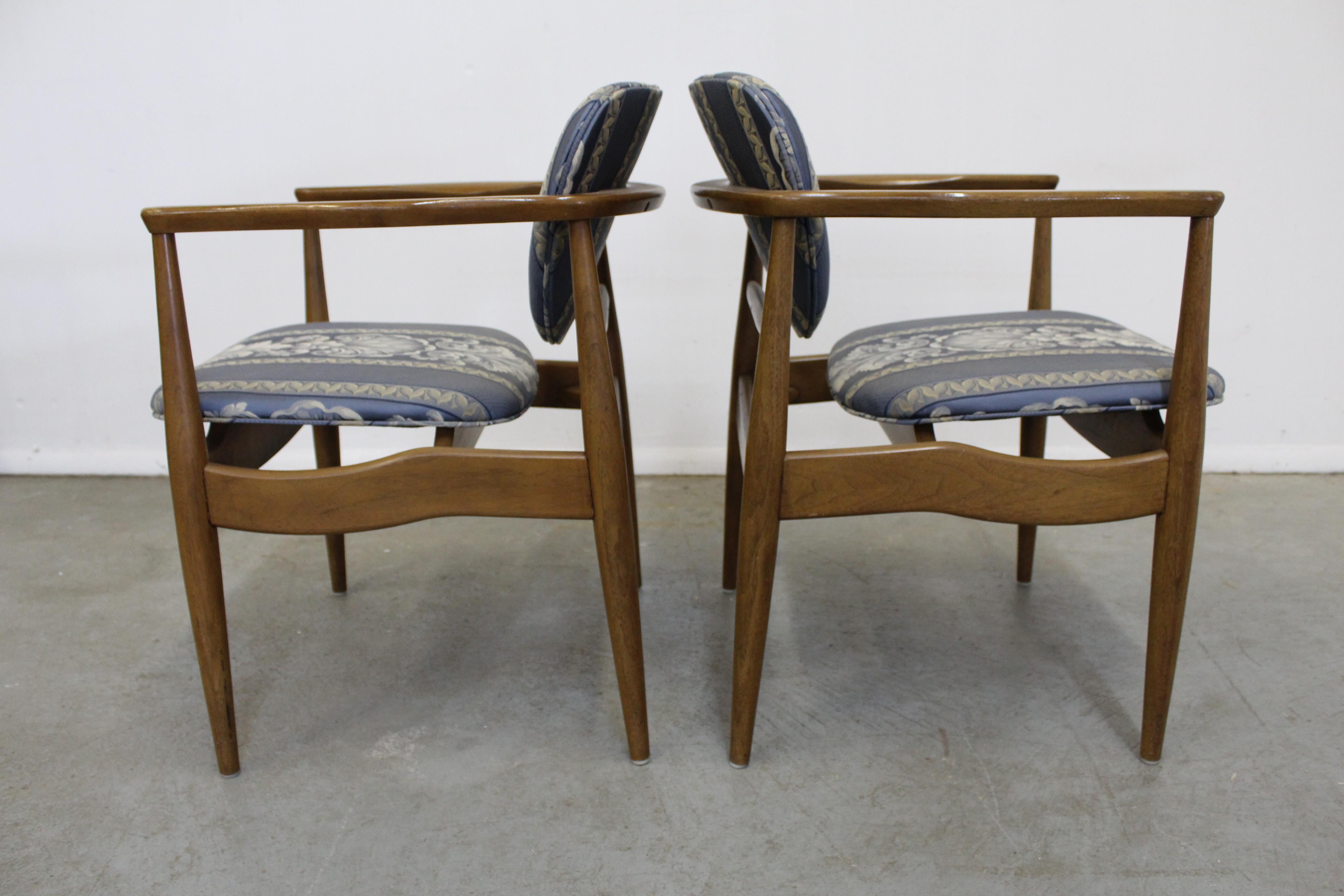 Pair of Mid-Century Modern Finn Juhl Attributed Walnut Arm Lounge Chairs In Good Condition In Wilmington, DE
