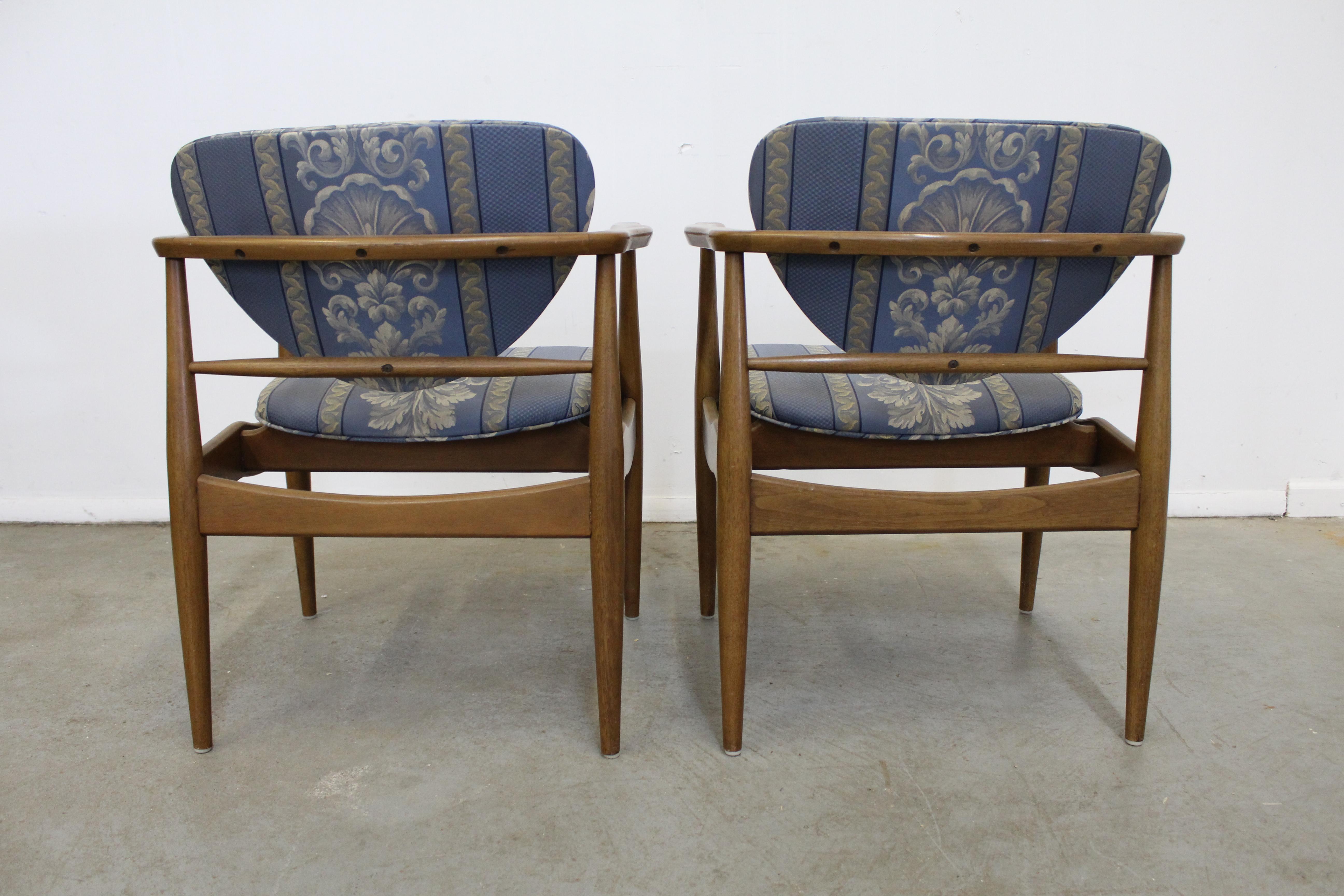20th Century Pair of Mid-Century Modern Finn Juhl Attributed Walnut Arm Lounge Chairs