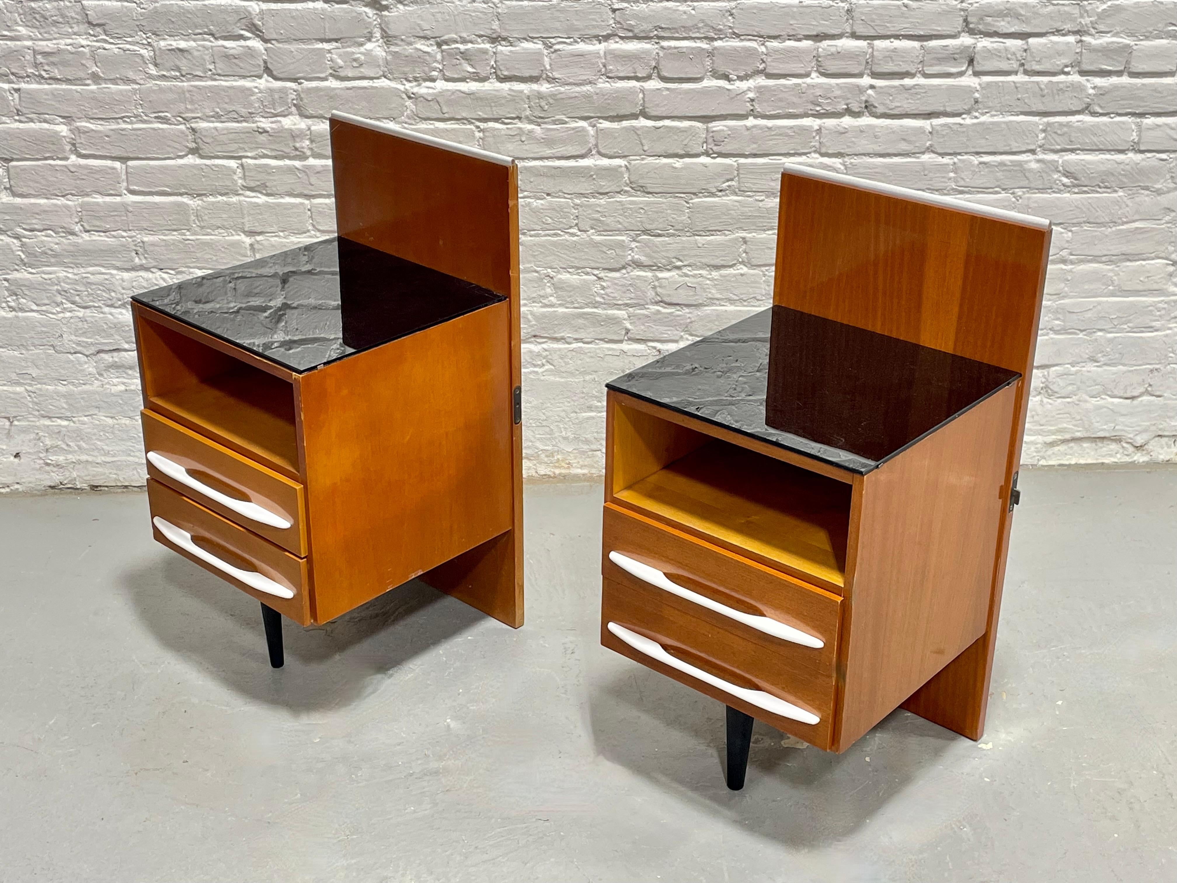 Paire de tables de nuit flottantes de style moderne du milieu du siècle dernier + plateaux en verre noir, c. 1950s en vente 4