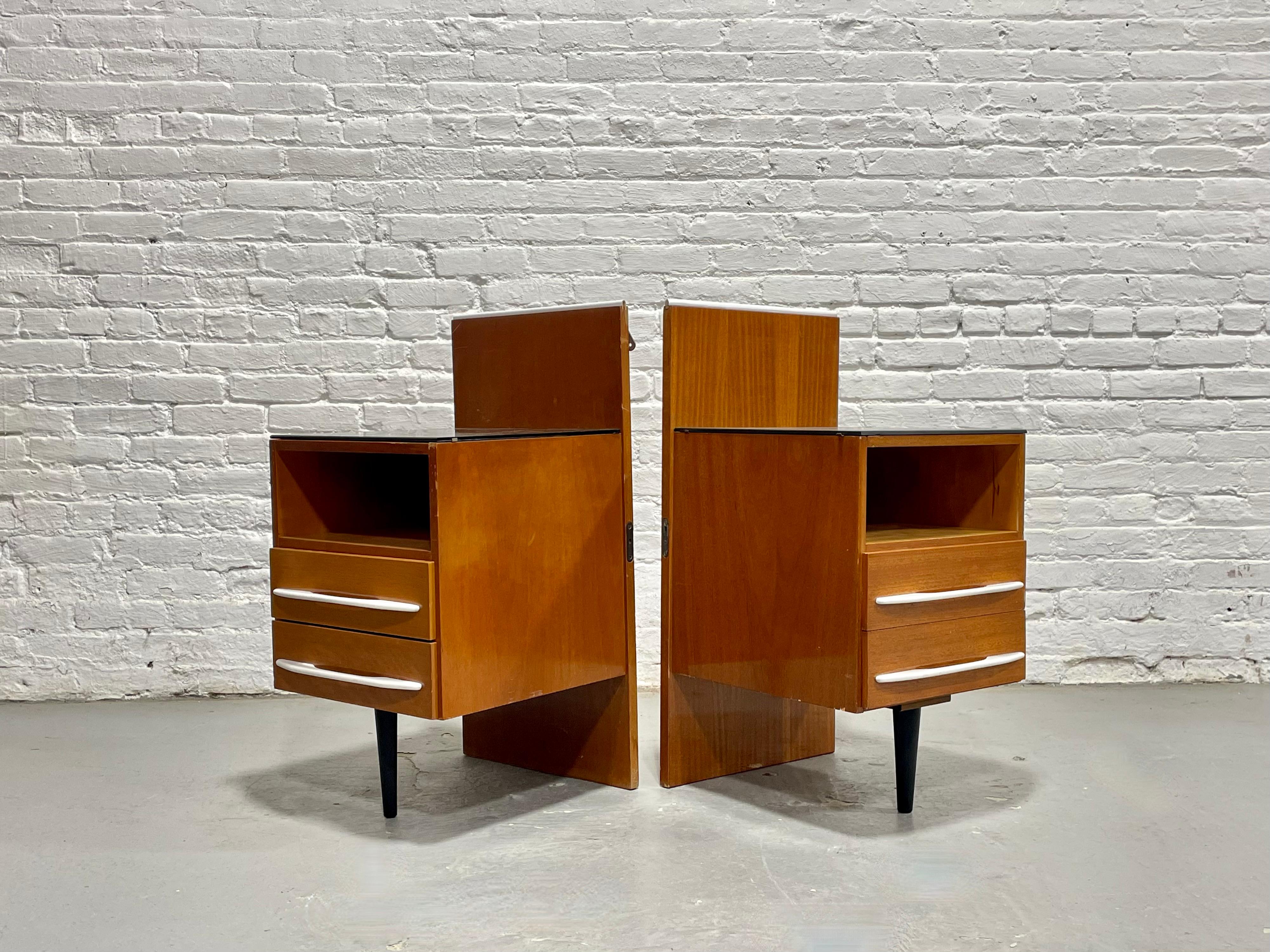 Paire de tables de nuit flottantes de style moderne du milieu du siècle dernier + plateaux en verre noir, c. 1950s en vente 6