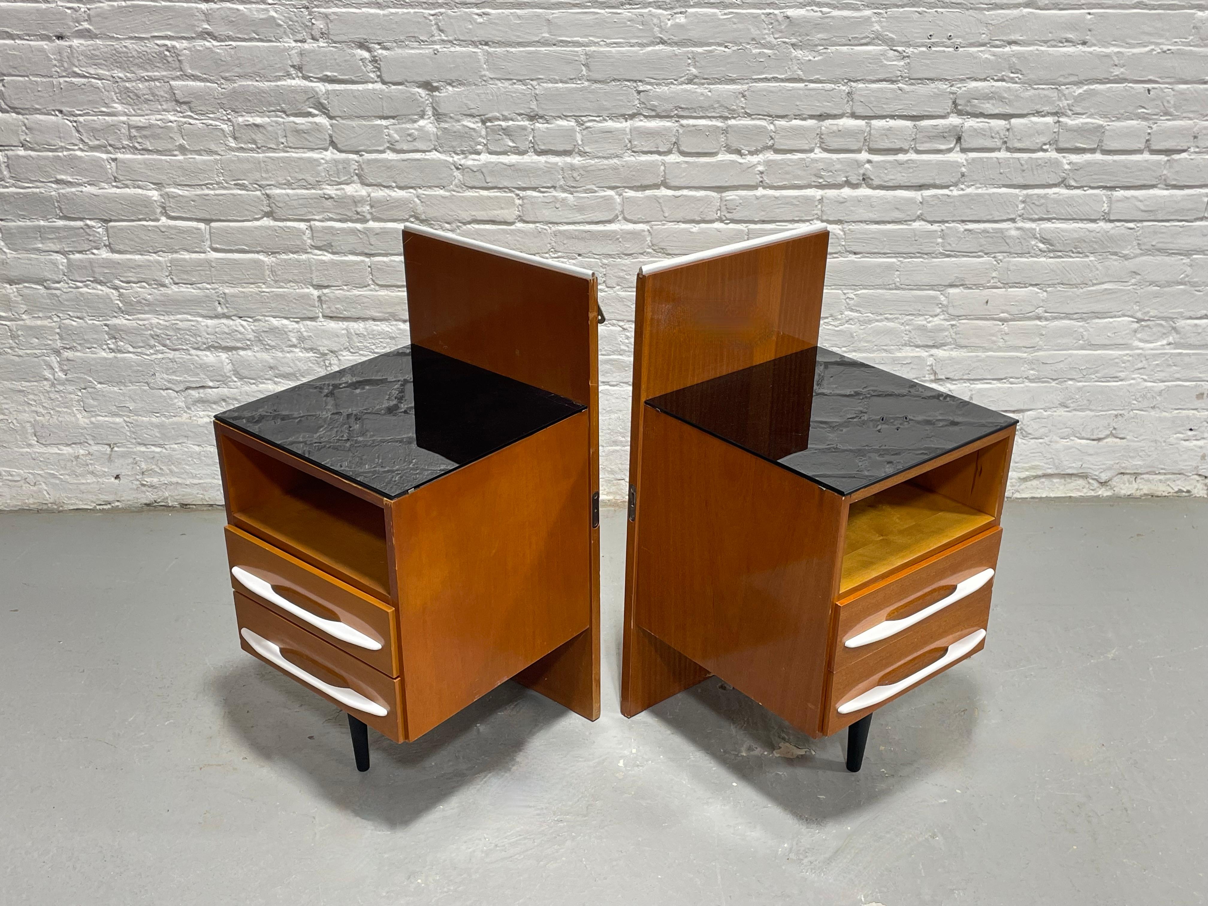 Paire de tables de nuit flottantes de style moderne du milieu du siècle dernier + plateaux en verre noir, c. 1950s en vente 7