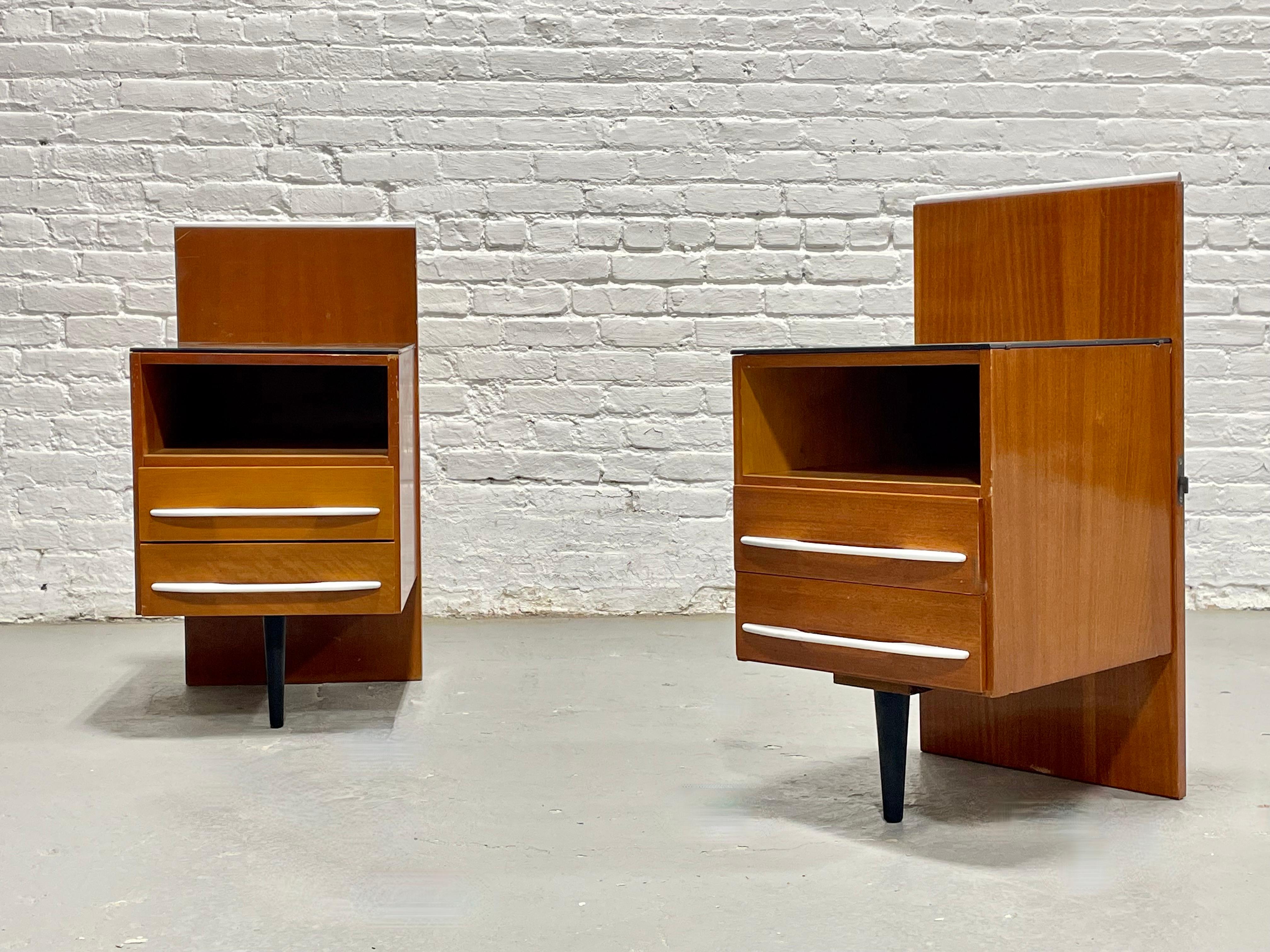 Paire de tables de nuit flottantes de style moderne du milieu du siècle dernier + plateaux en verre noir, c. 1950s en vente 8