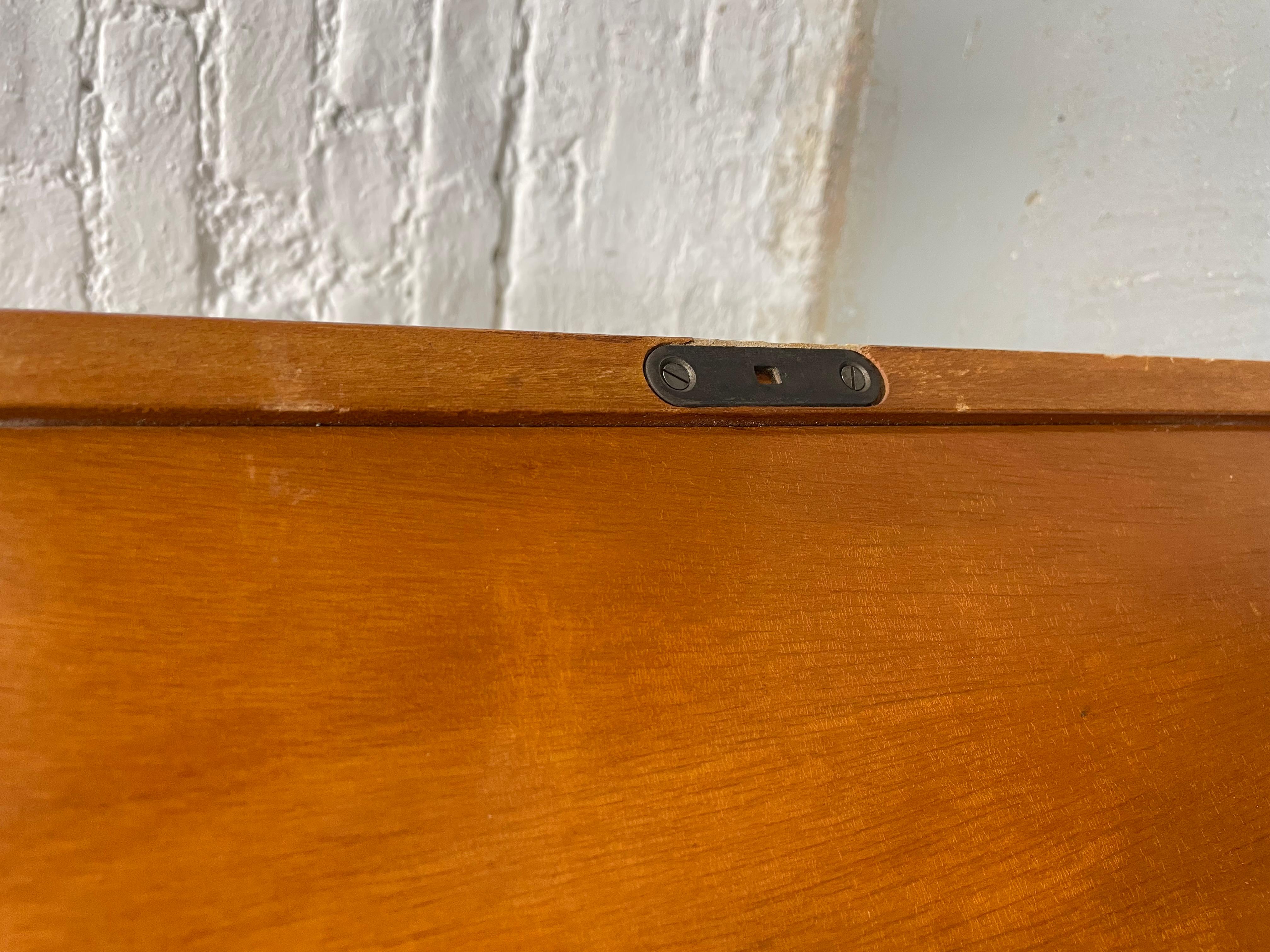 Paire de tables de nuit flottantes de style moderne du milieu du siècle dernier + plateaux en verre noir, c. 1950s en vente 9