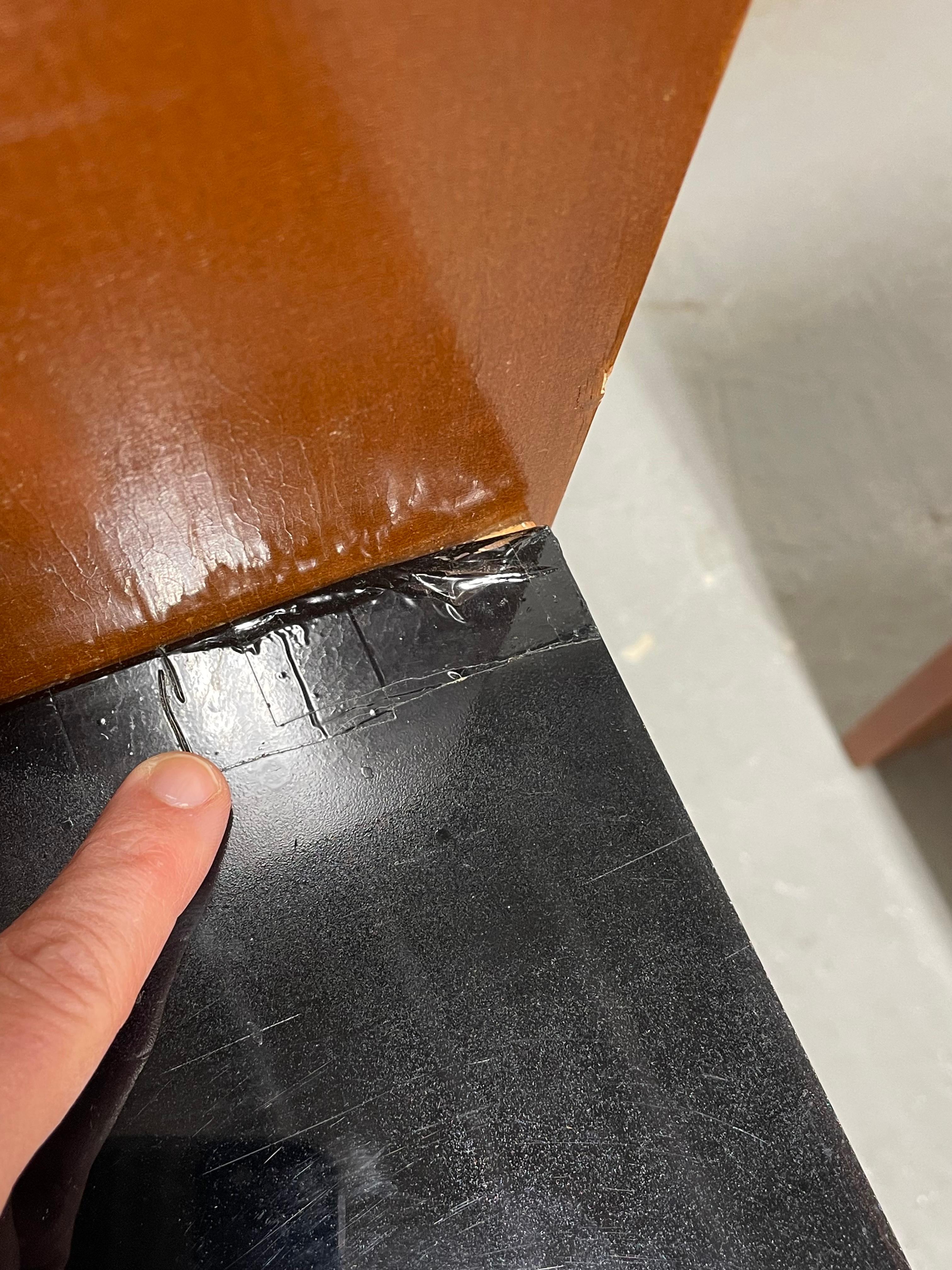 Paire de tables de nuit flottantes de style moderne du milieu du siècle dernier + plateaux en verre noir, c. 1950s en vente 11