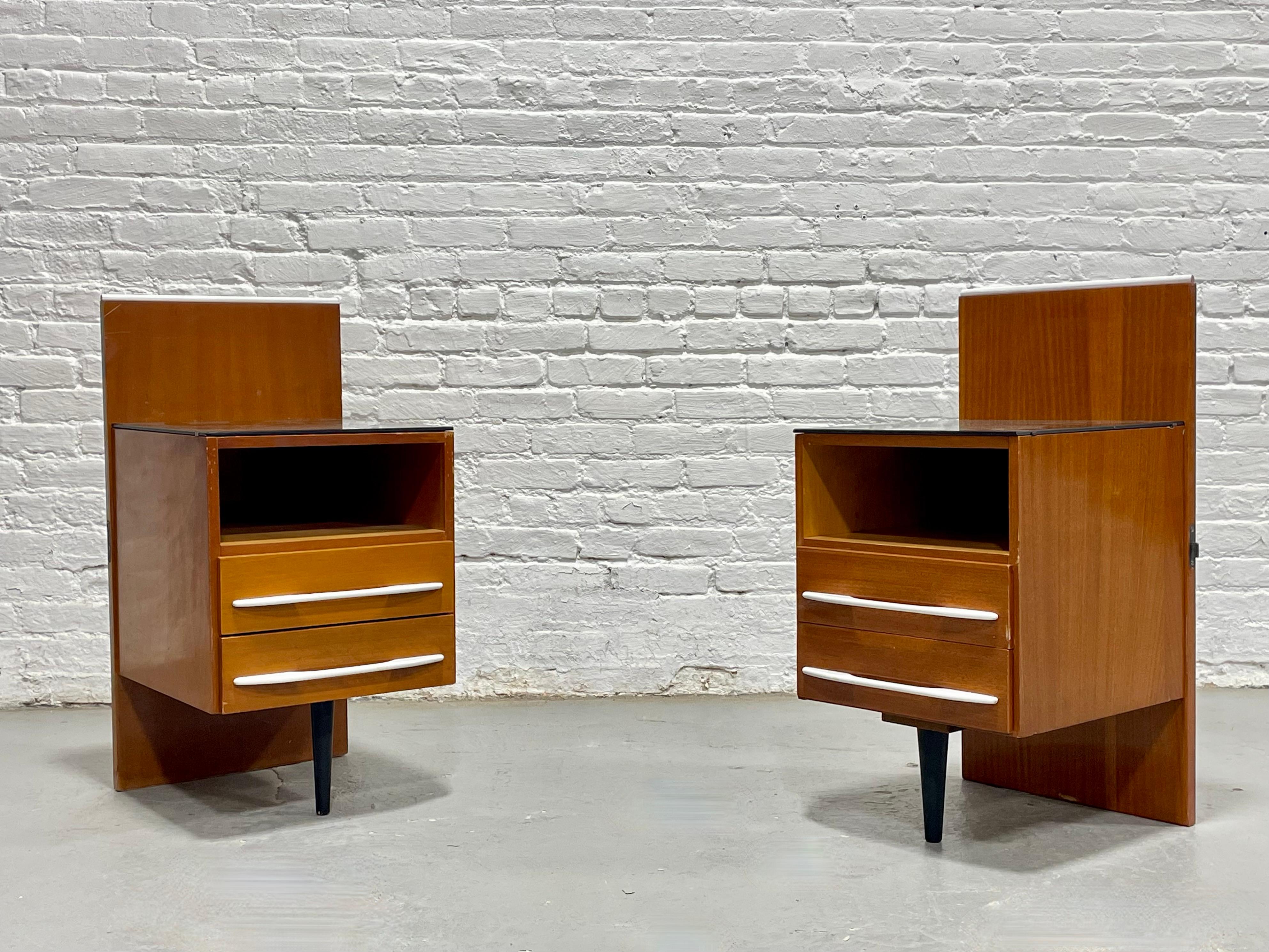 Mid-Century Modern Paire de tables de nuit flottantes de style moderne du milieu du siècle dernier + plateaux en verre noir, c. 1950s en vente