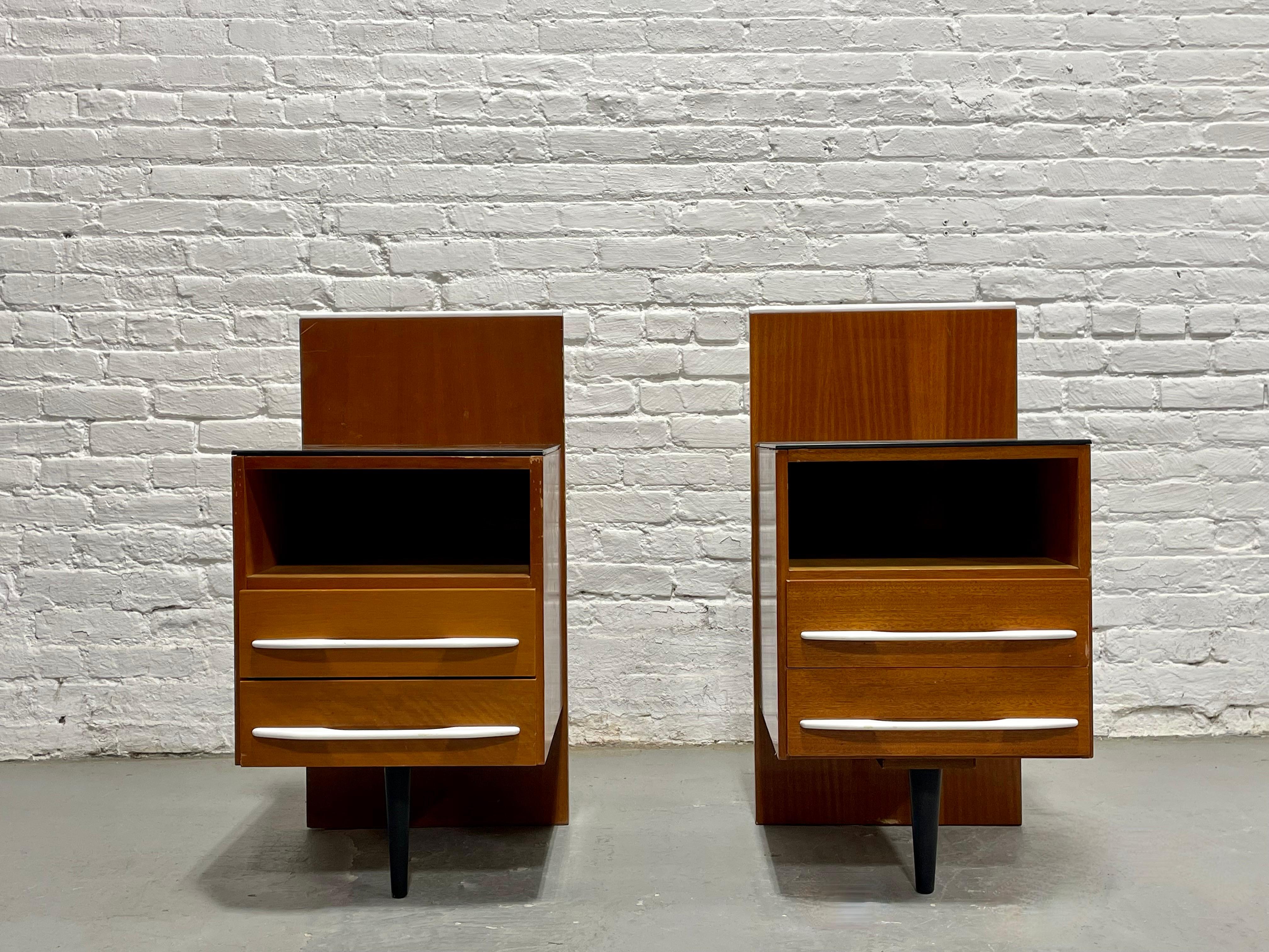 Paire de tables de nuit flottantes de style moderne du milieu du siècle dernier + plateaux en verre noir, c. 1950s Bon état - En vente à Weehawken, NJ