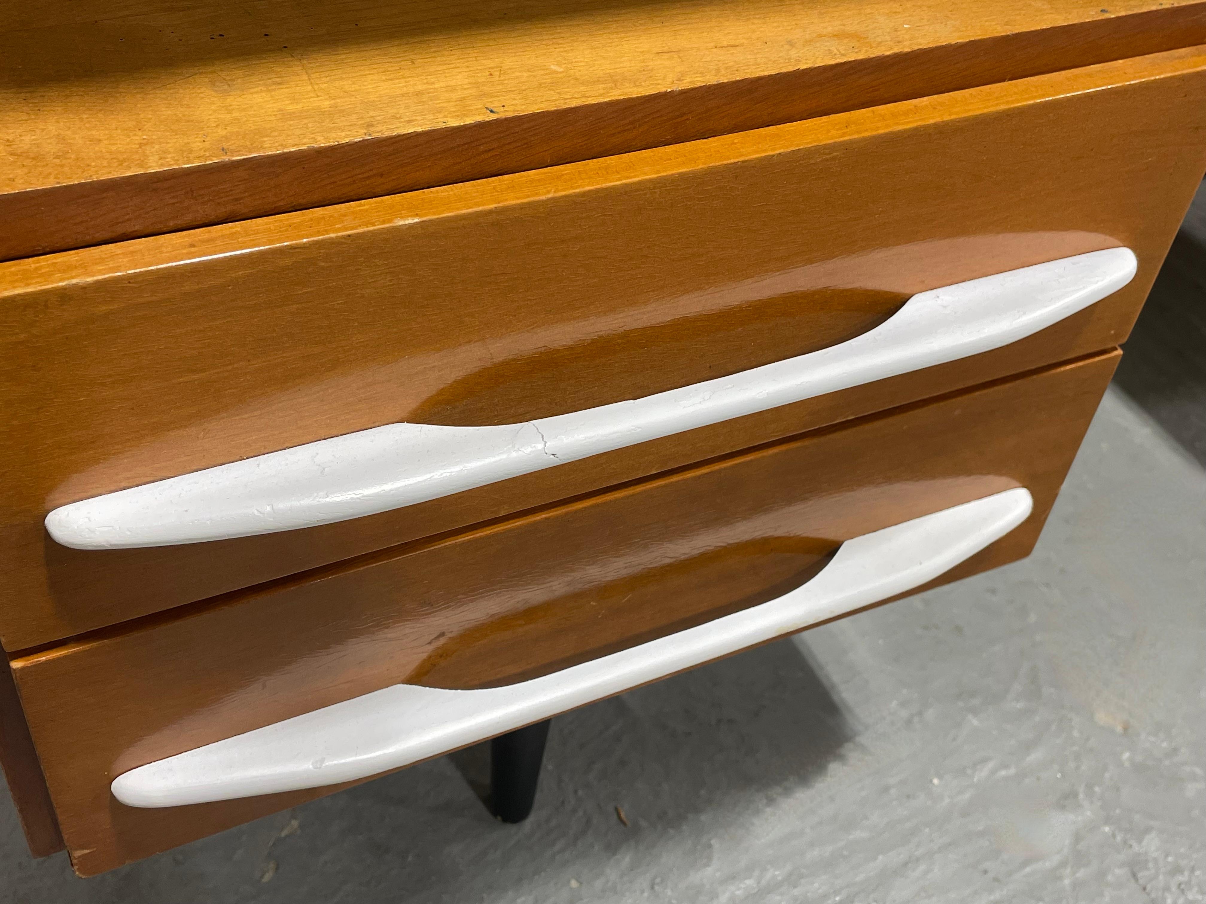 Milieu du XXe siècle Paire de tables de nuit flottantes de style moderne du milieu du siècle dernier + plateaux en verre noir, c. 1950s en vente