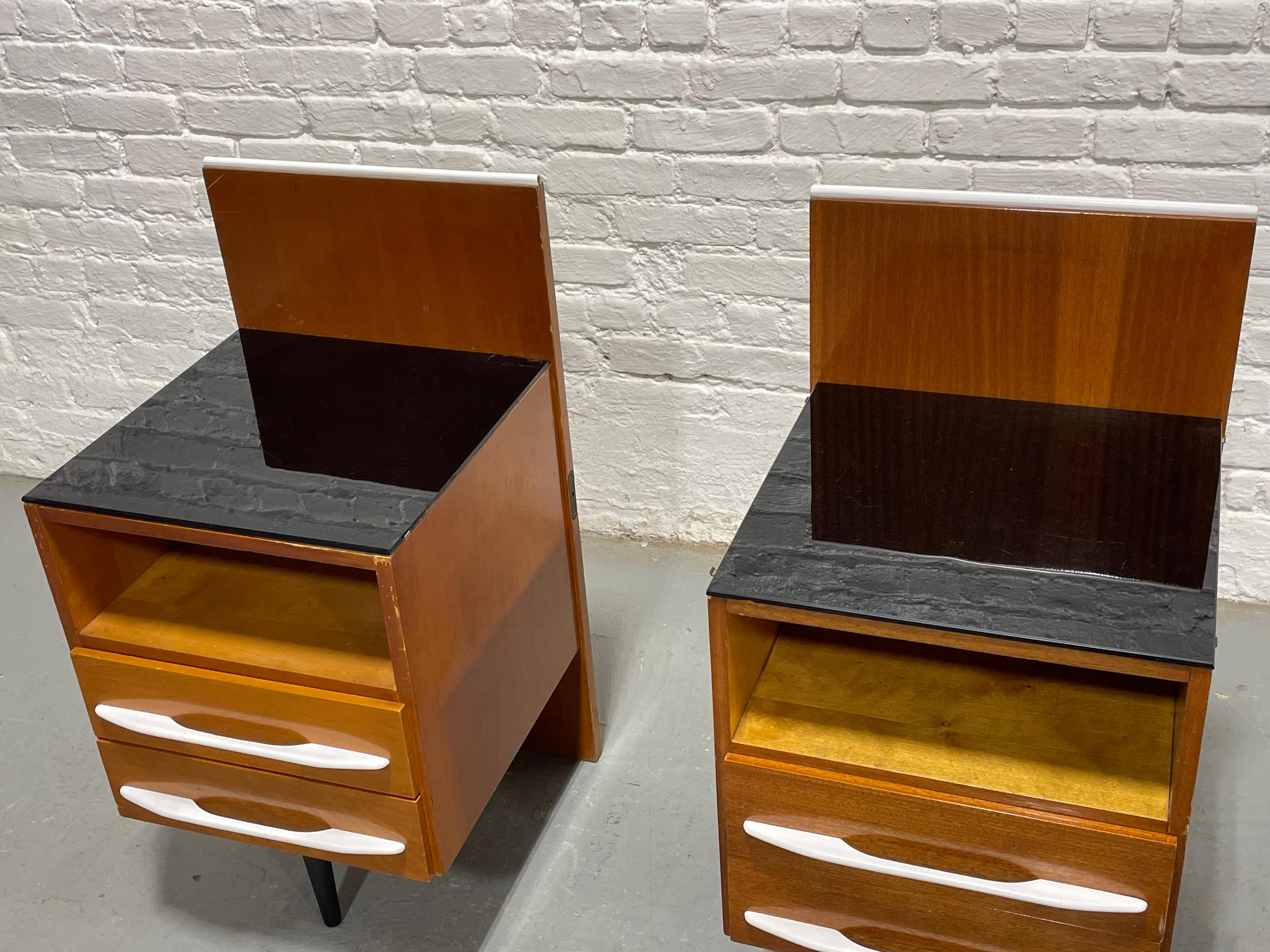 Hêtre Paire de tables de nuit flottantes de style moderne du milieu du siècle dernier + plateaux en verre noir, c. 1950s en vente