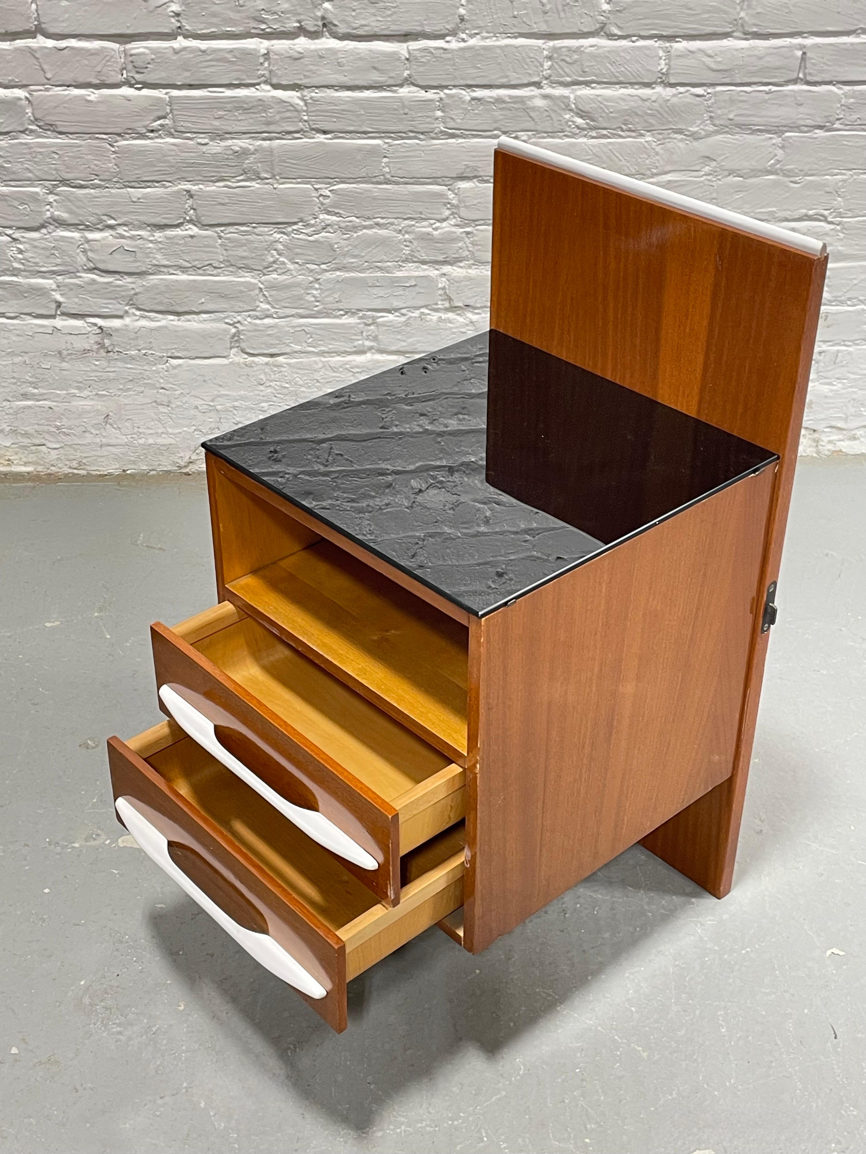 Paire de tables de nuit flottantes de style moderne du milieu du siècle dernier + plateaux en verre noir, c. 1950s en vente 1