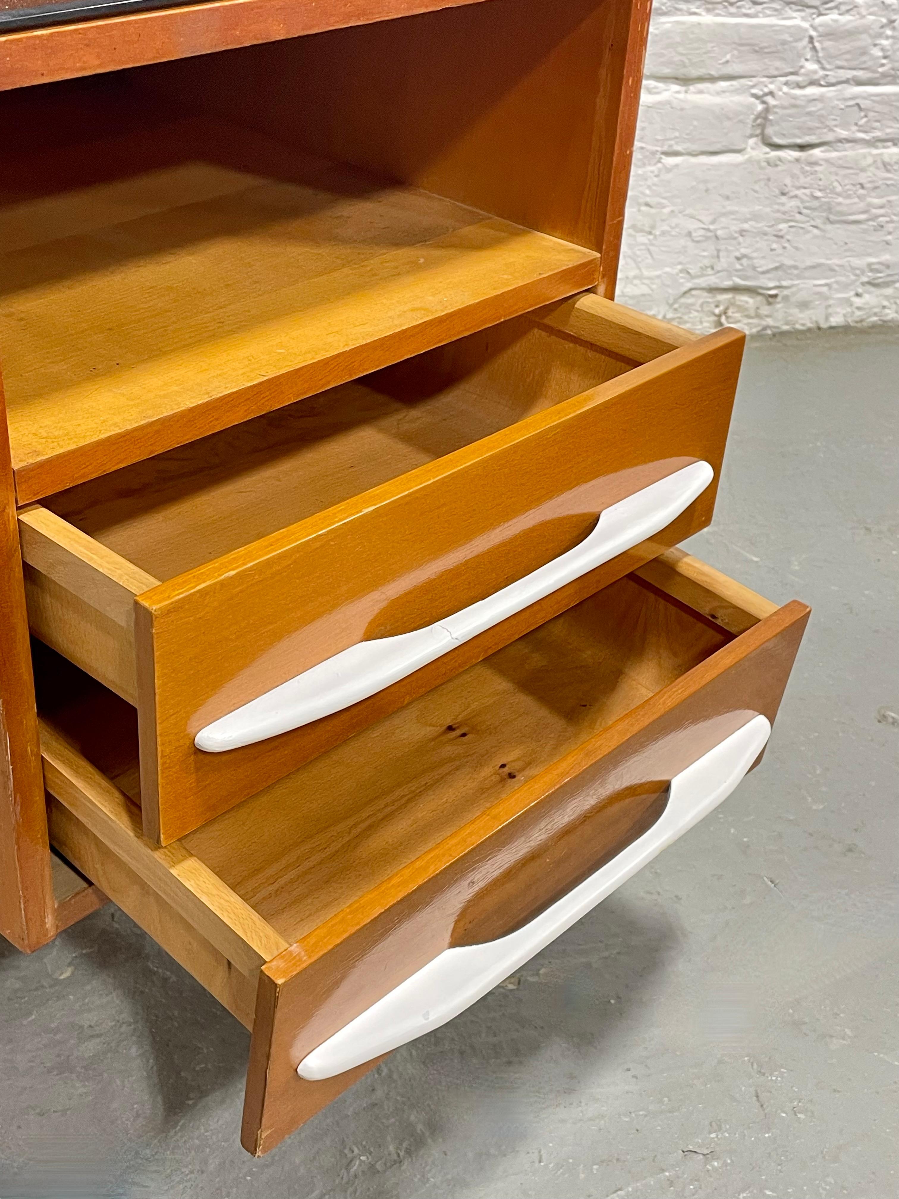 Paire de tables de nuit flottantes de style moderne du milieu du siècle dernier + plateaux en verre noir, c. 1950s en vente 2