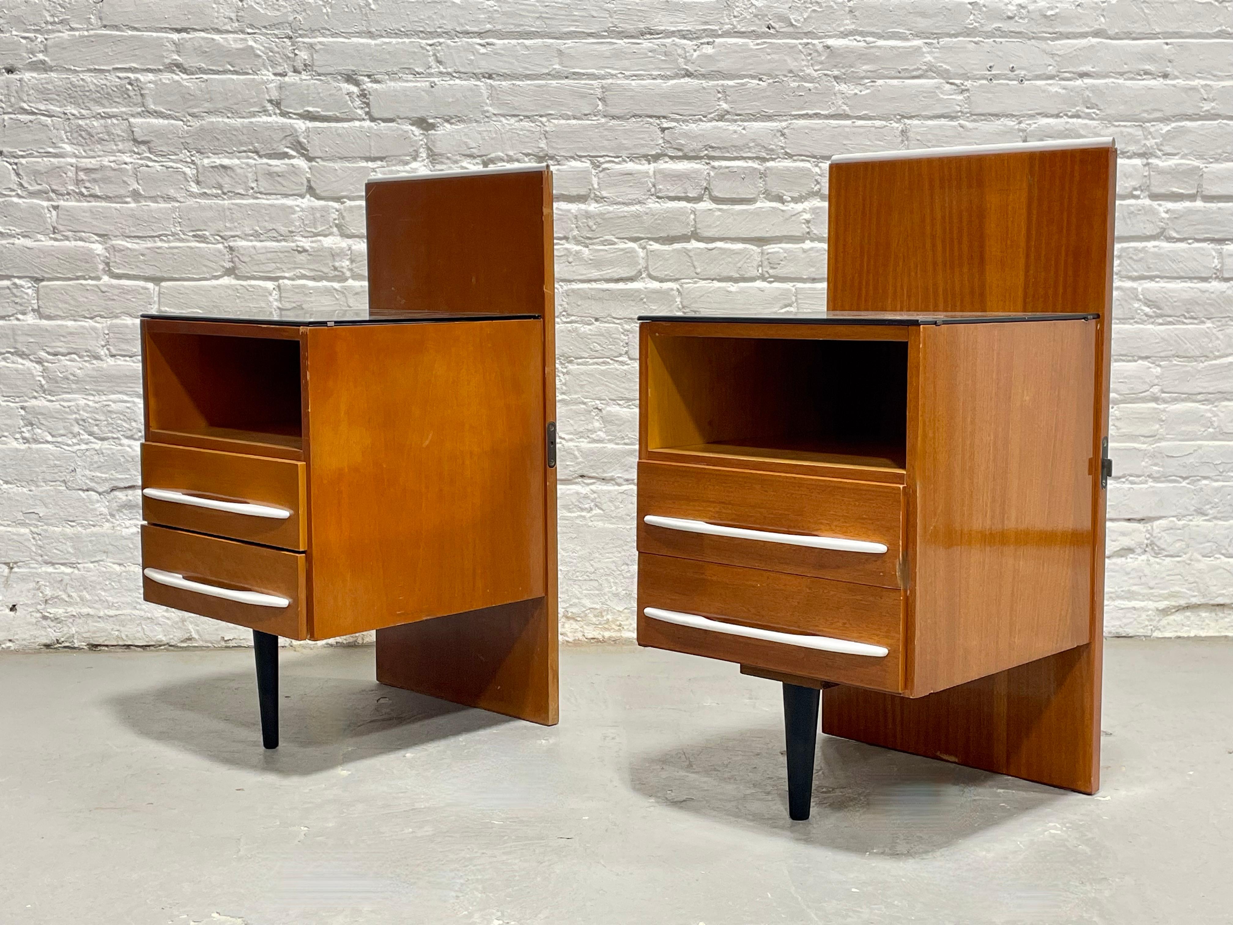 Paire de tables de nuit flottantes de style moderne du milieu du siècle dernier + plateaux en verre noir, c. 1950s en vente 3