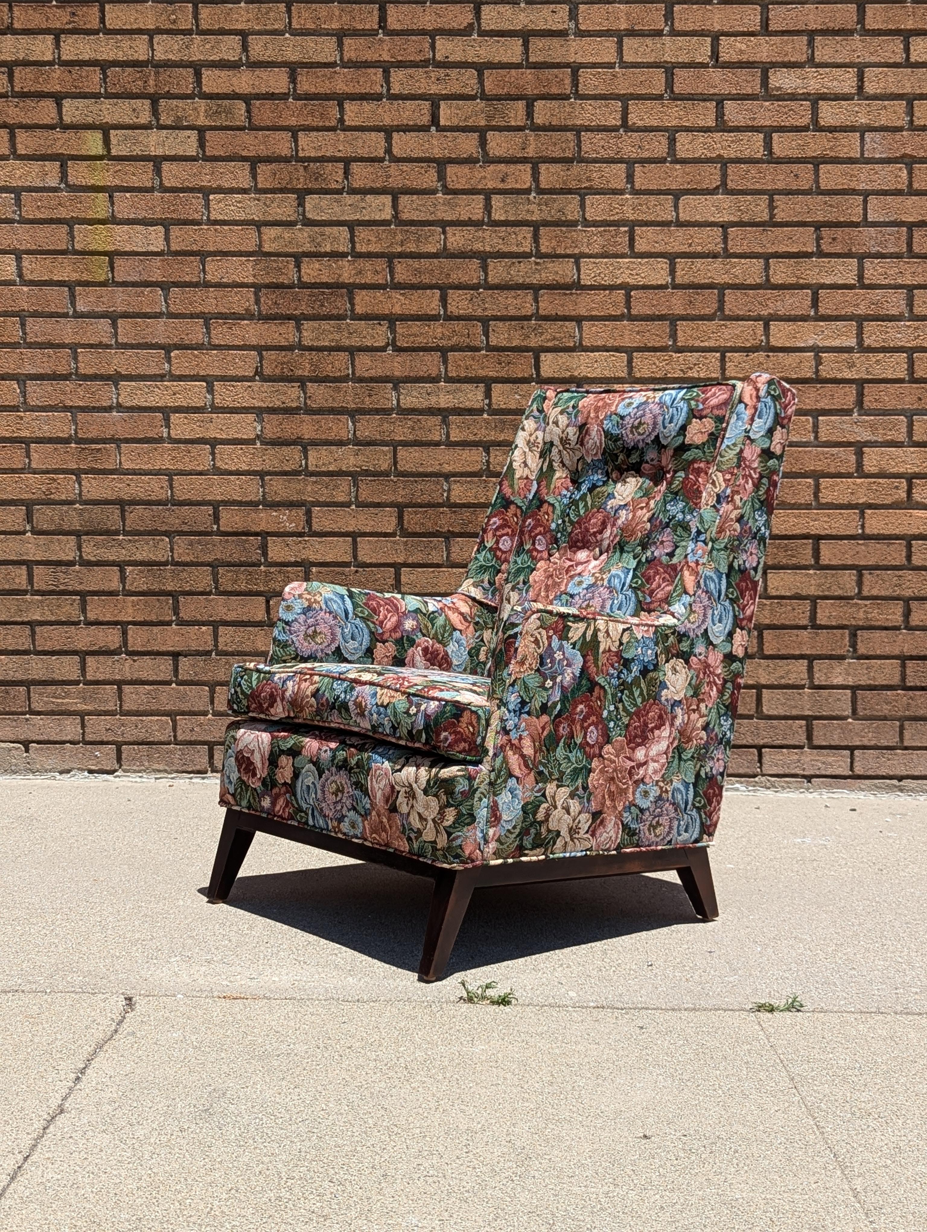 For sale is a stunning pair of vintage mid-century modern chairs from the 1960s, meticulously reupholstered in a charming floral pattern reminiscent of grandma's chic style. These chairs are a perfect blend of timeless elegance and modern comfort,