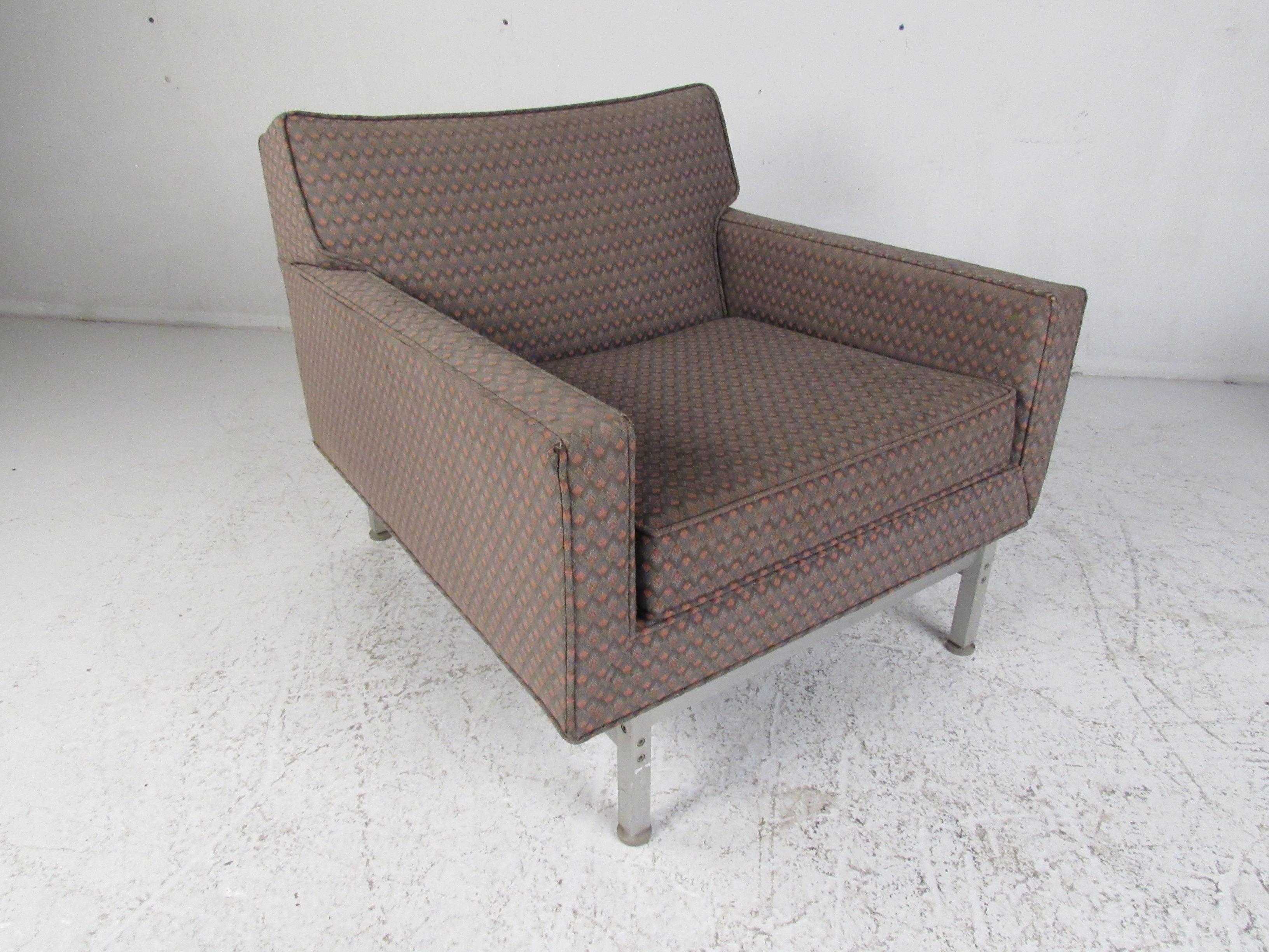 Metal Pair of Mid-Century Modern Knoll Armchairs For Sale