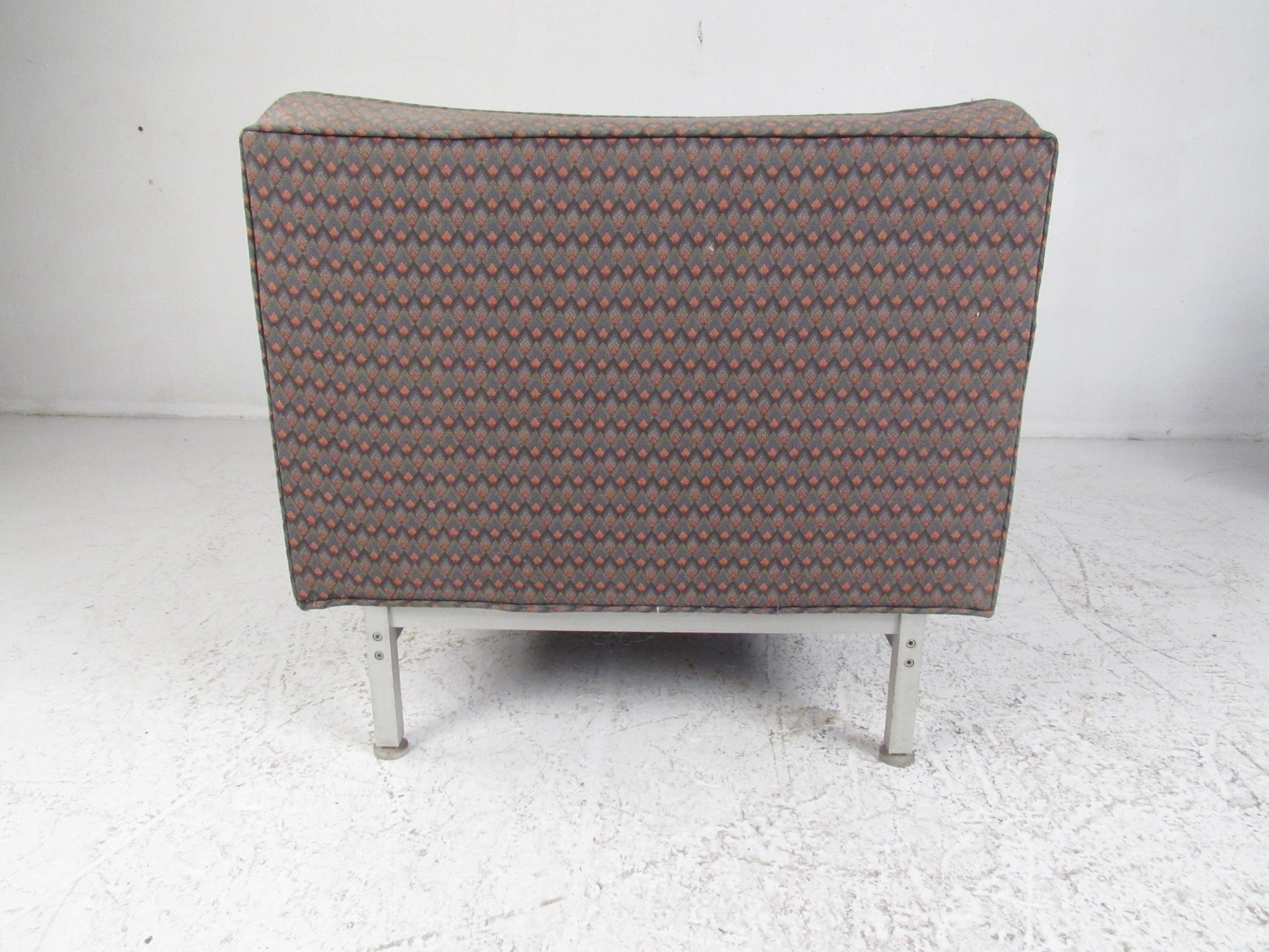 Pair of Mid-Century Modern Knoll Armchairs For Sale 3