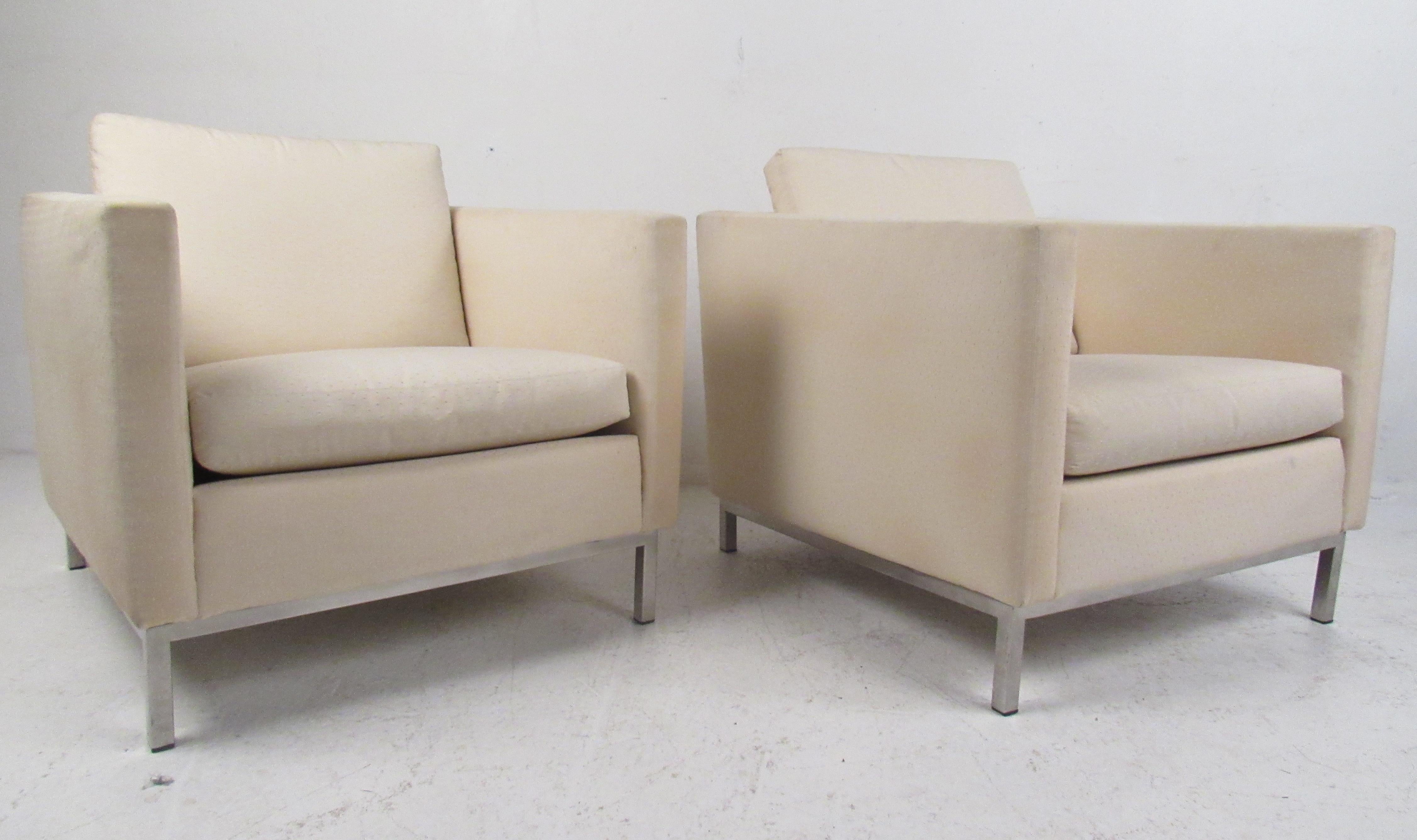 Late 20th Century Pair of Mid-Century Modern Club Chairs For Sale