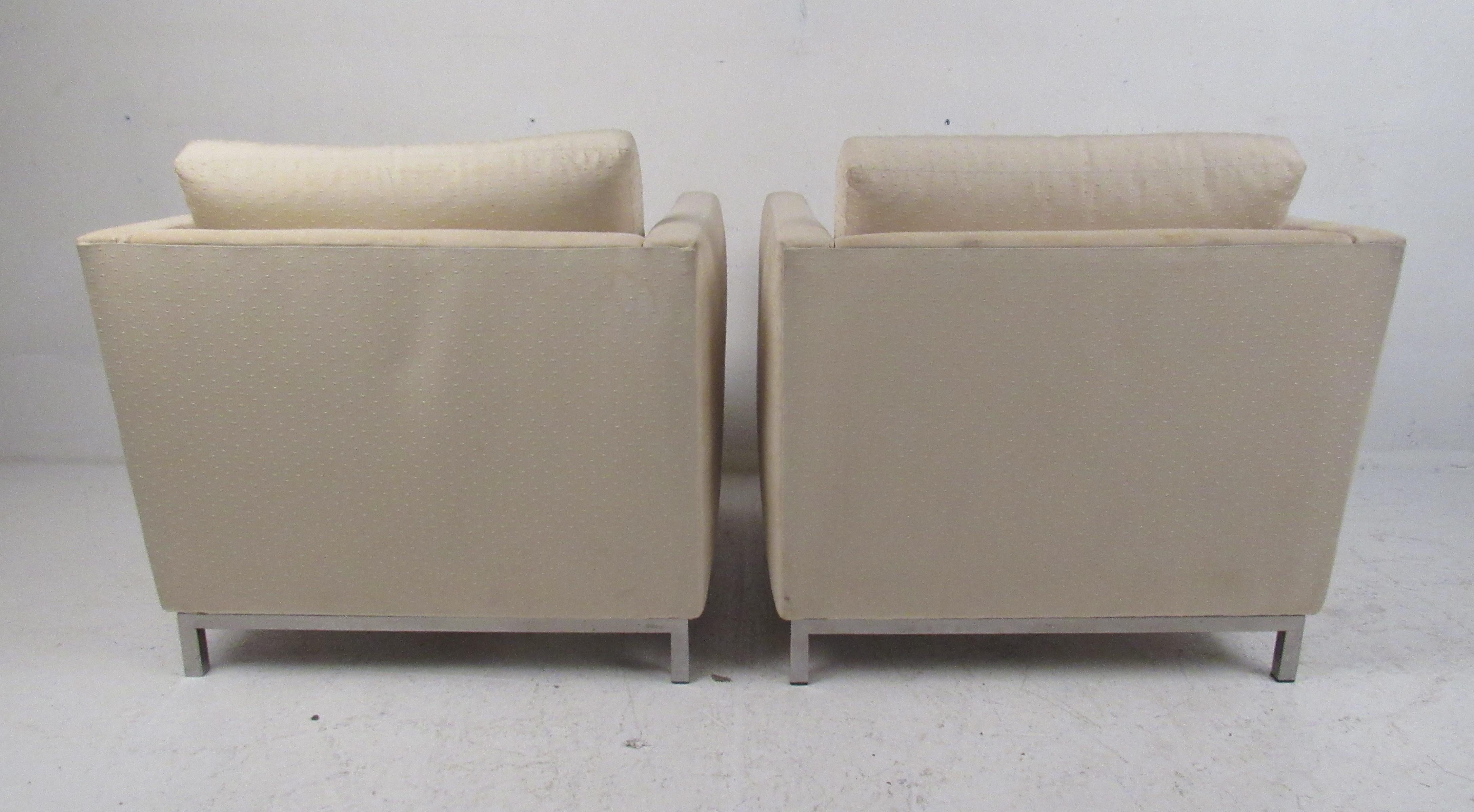 Fabric Pair of Mid-Century Modern Club Chairs For Sale