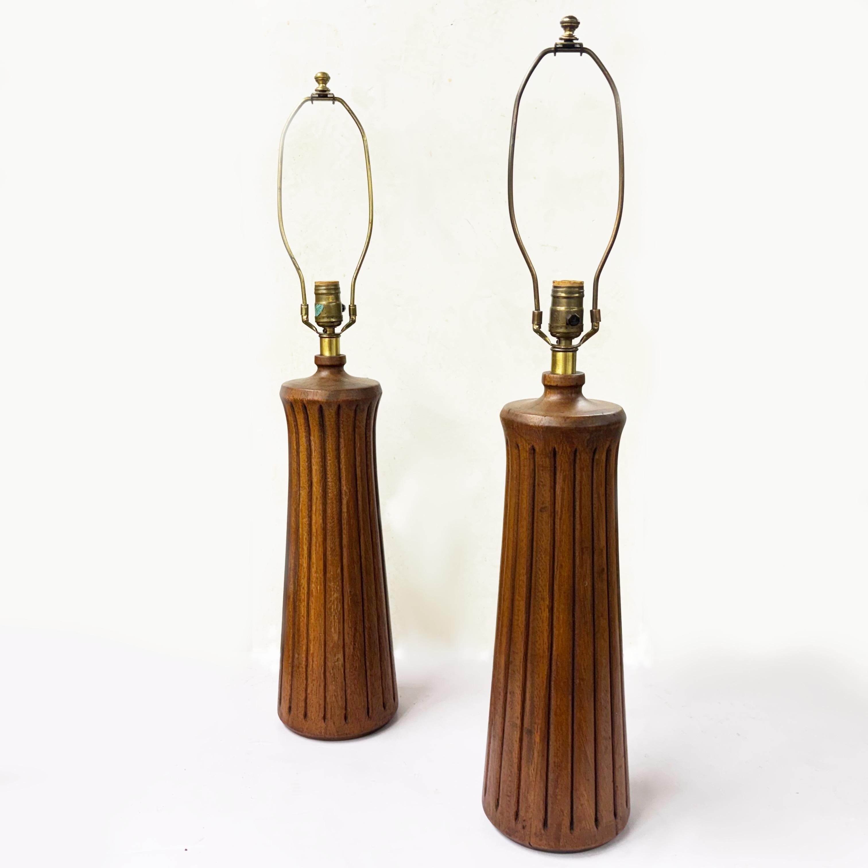 Dieses wunderschöne Paar Designer-Tischlampen wurde von der Zina Lamp Co. in Forest Knolls, Kalifornien, hergestellt. Das Design der Lampe wird Raymond Pfennig zugeschrieben.  Die Leuchte hat einen gedrechselten Korpus aus massivem Nussbaumholz,