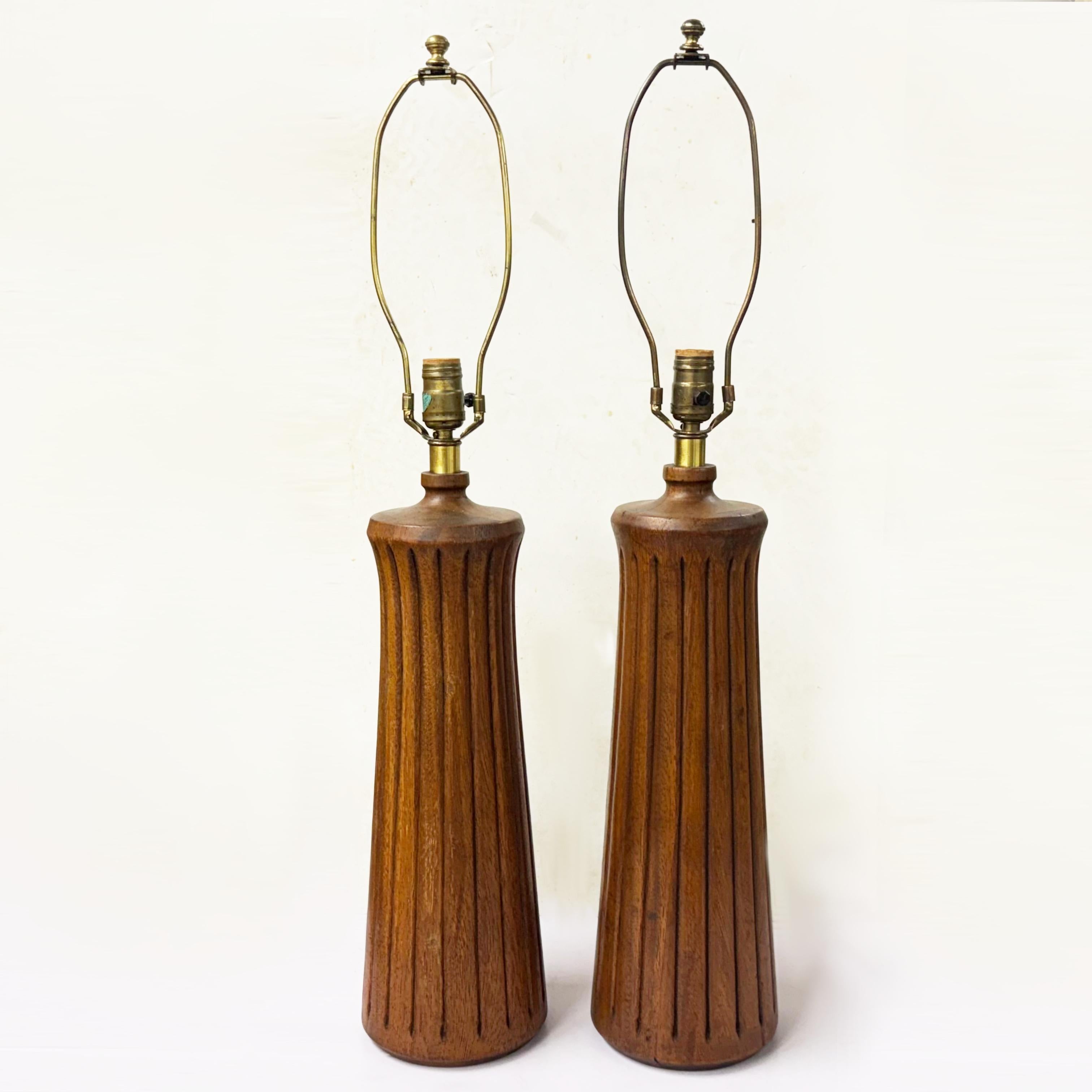 Zwei moderne geriffelte Nussbaum-Tischlampen aus der Mitte des Jahrhunderts von Zina Lamp Co. (Moderne der Mitte des Jahrhunderts) im Angebot